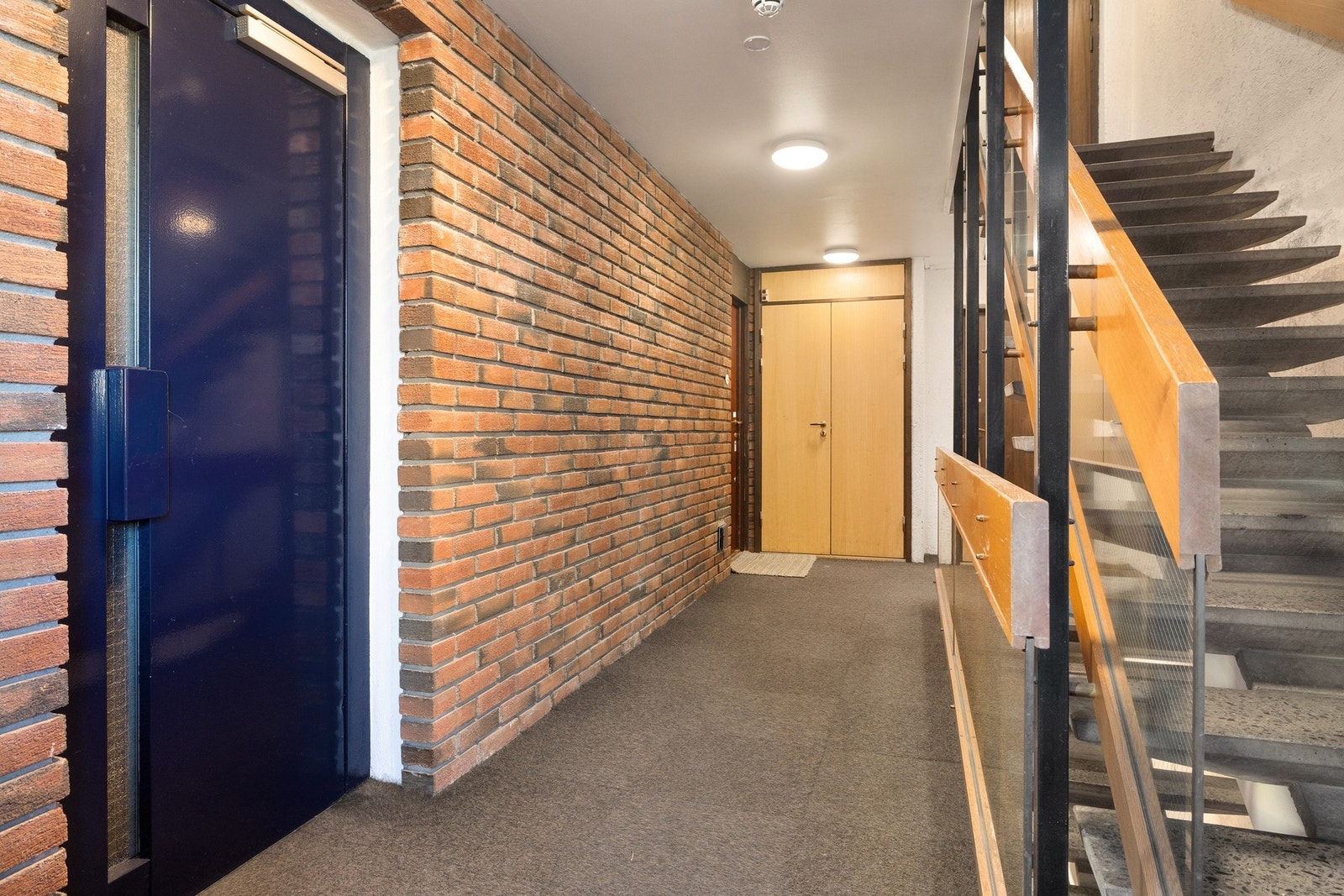 Bygget har heis og en velholdt oppgang med både teglsteinsdetaljer og belysning. Galleribilde