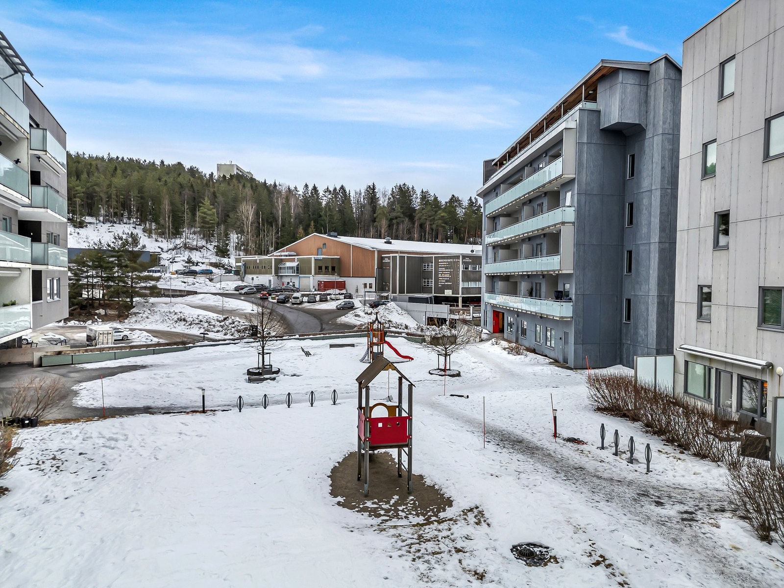 Lørenskog byr på et bredt spekter av kultur- og fritidstilbud. Lørenskog Hus tilbyr bibliotek, kino, konserter og forestillinger, mens områdets fritidstilbud inkluderer lekeplasser, ballplasser, ishall, golfbane på Losby, svømmehall, tennisbane og flerbru Galleribilde