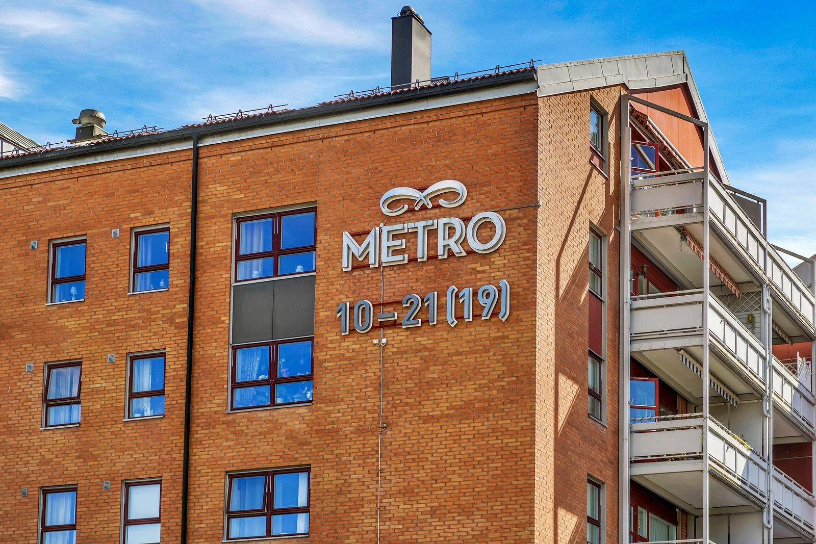 Senteret tilbyr et bredt utvalg av butikker og spisesteder. Om du ønsker å holde deg aktiv, tilbyr også Sats Metro et bredt spekter av treningsmuligheter, inkludert gruppetimer, personlig trening og moderne treningsutstyr. Galleribilde