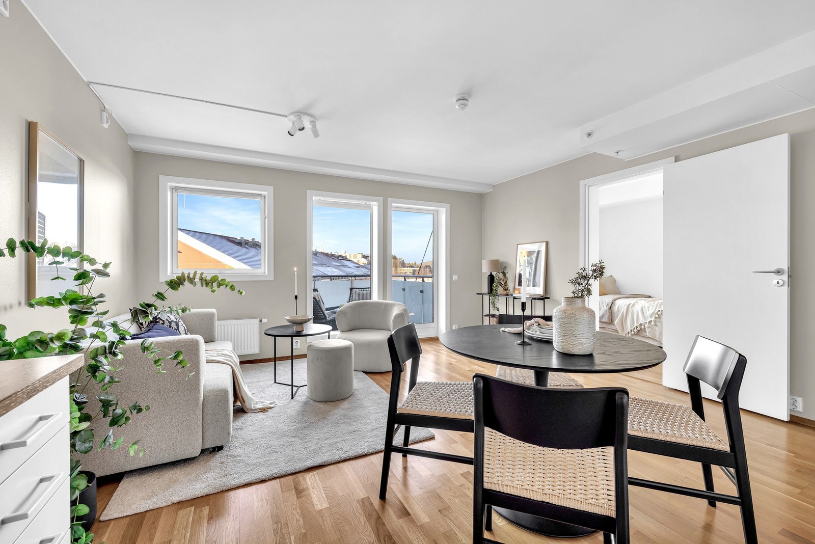Her er det plass til både en spisestue og sofagruppe med tilhørende møblement! Galleribilde