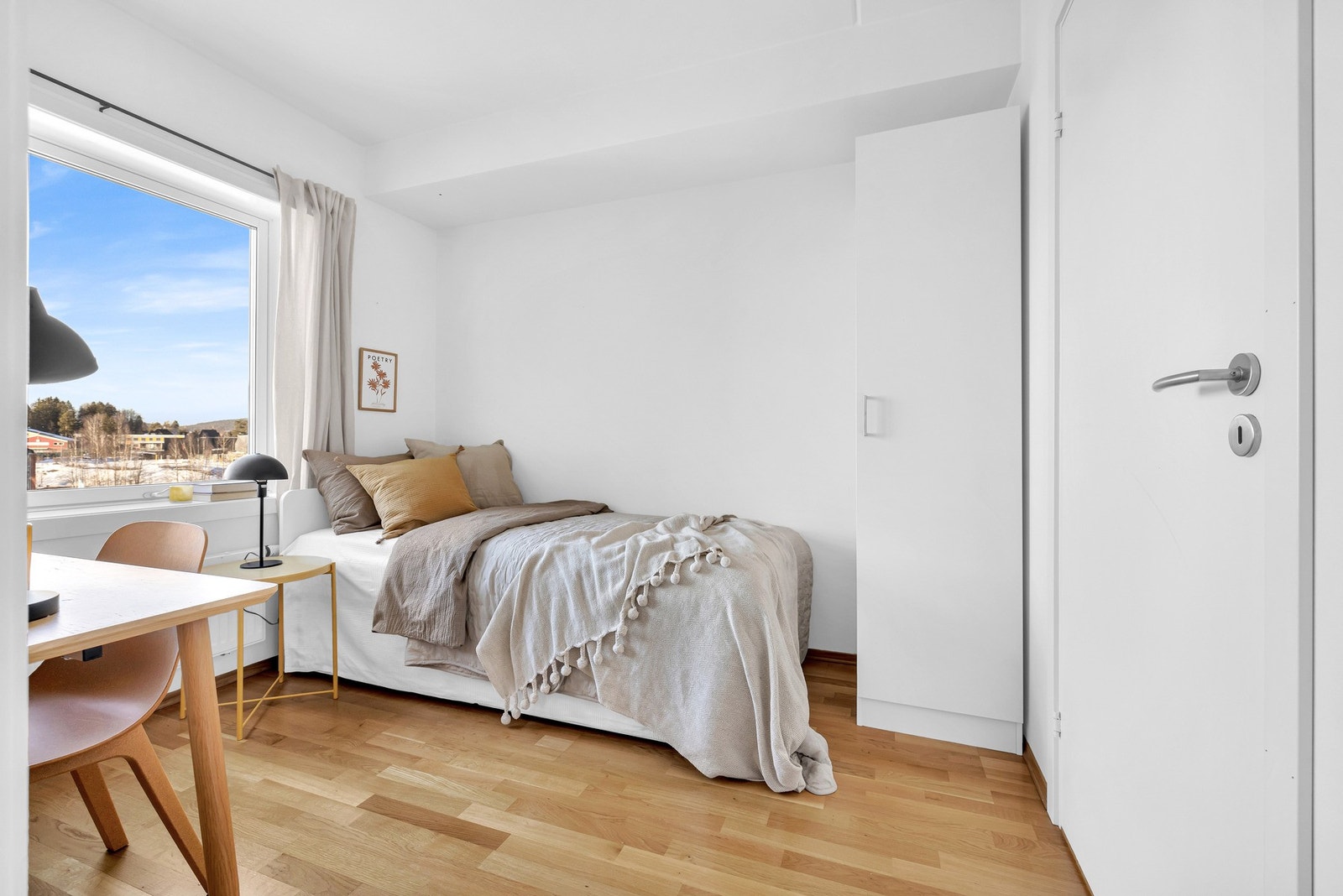 Her er det også hvitmalte vegger og himling, parkett på gulv og godt med lysinnslipp. Galleribilde