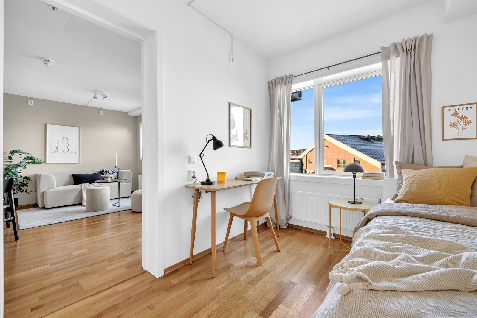 I det andre soverommet er det plass til seng med tilhørtende møblement, samt skivebord og garderobeskap. Galleribilde