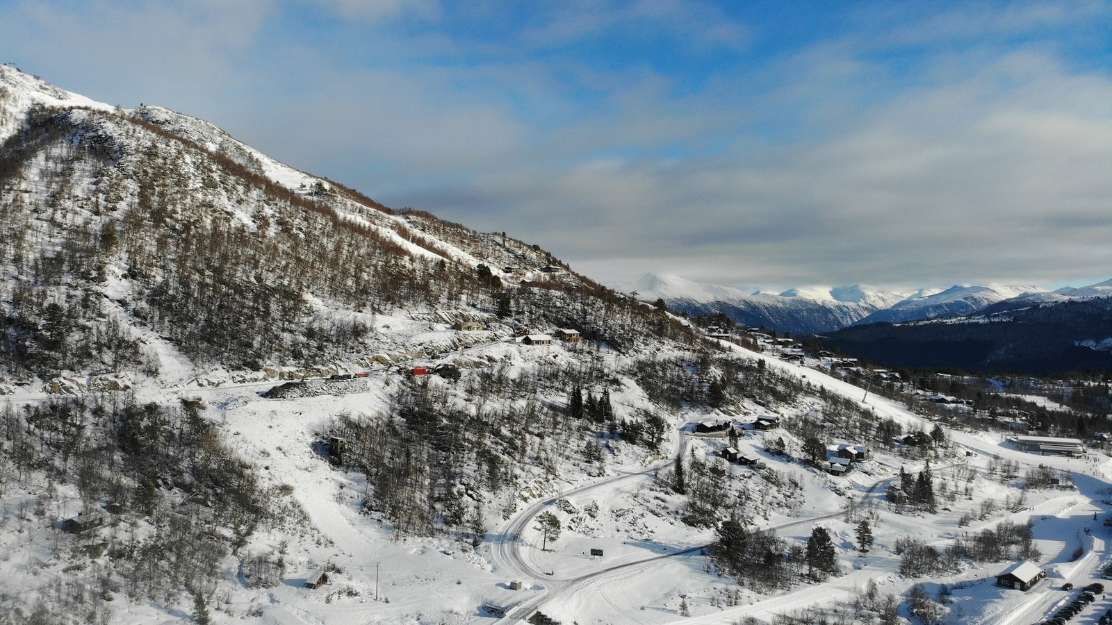Strandafjellet byr på syv skiheiser, skibånd, barnepark, terrengpark, totalt 18 nedfarter og et frikjøringsområde helt i Norgestoppen. Like nedenfor tomteområdet finnes de preparerte langrennsløypene på 25 km, inkludert lysløypen på 3 km. Galleribilde