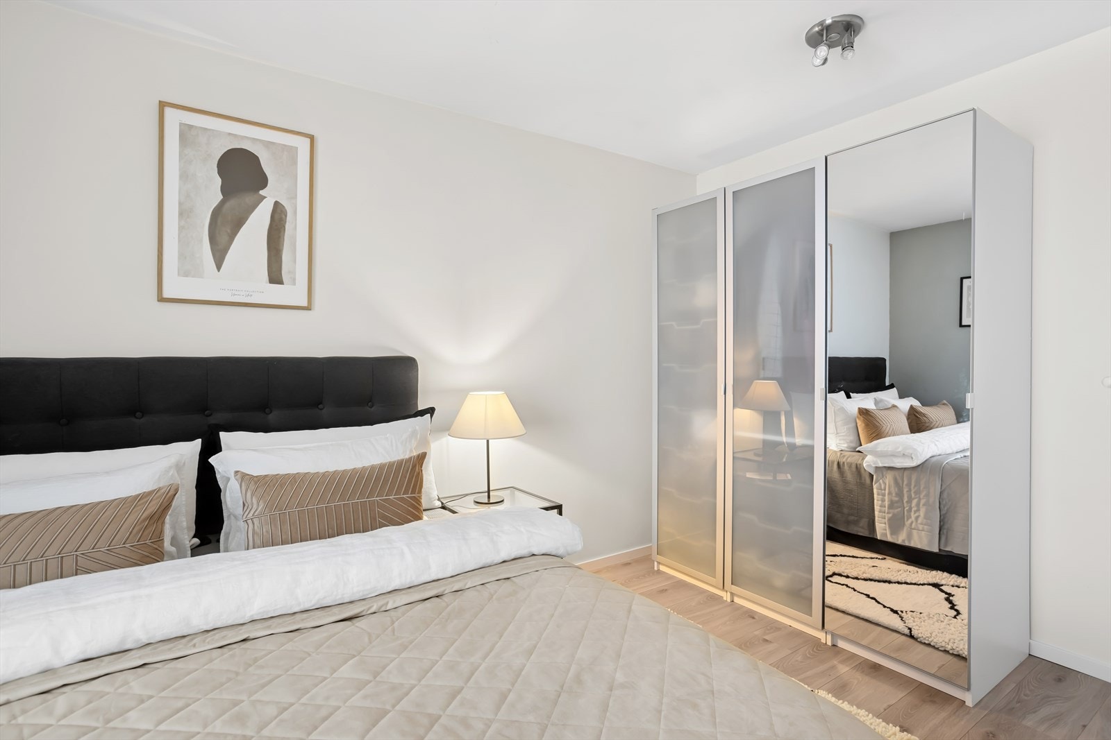 Rommet er utstyrt med et praktisk garderobeskap. Galleribilde