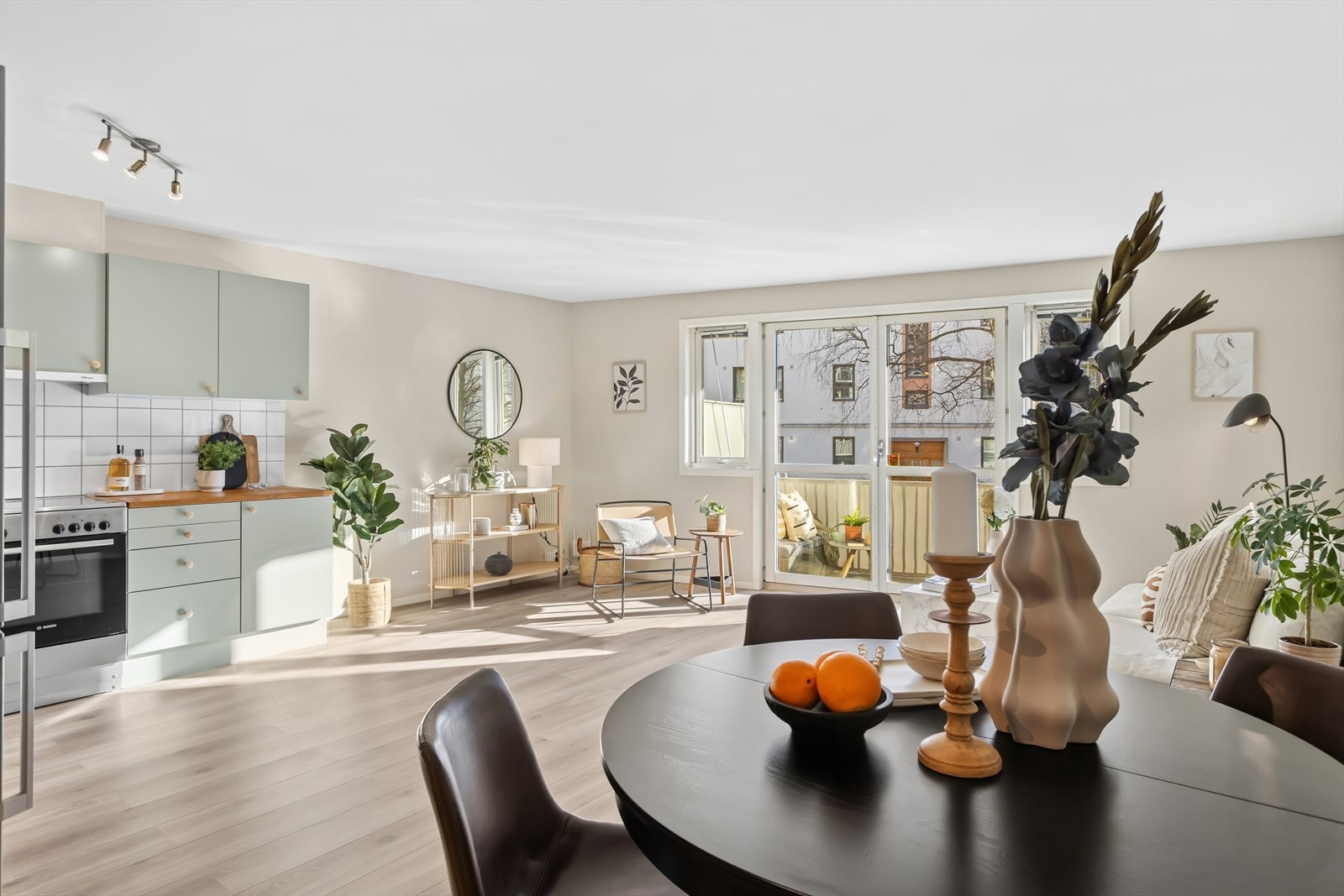 Det er god plass til en stor sofagruppe og TV med tilhørende mediemøbel. Galleribilde