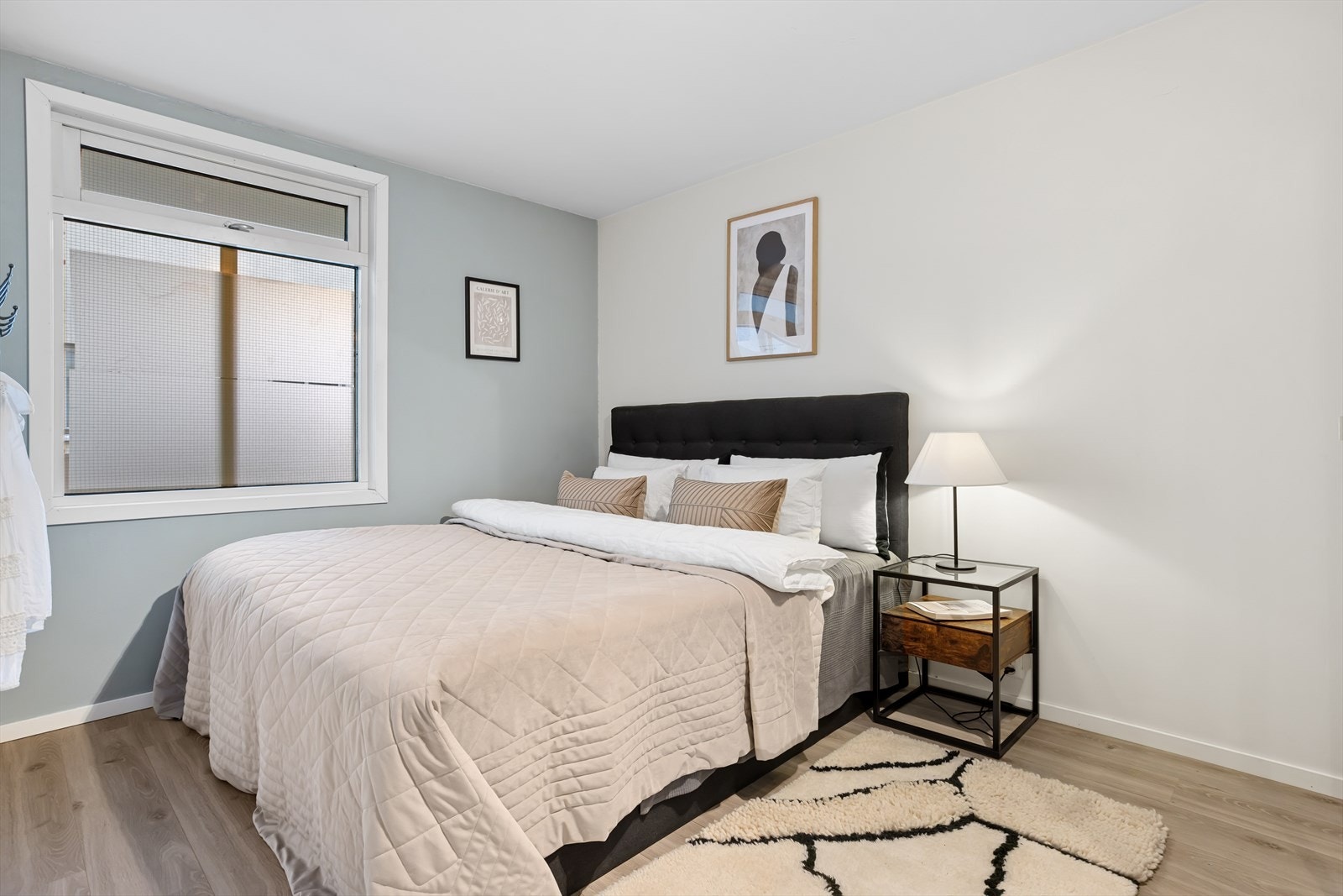 Leiligheten har et romslig soverom med fine innredningsmuligheter. Galleribilde