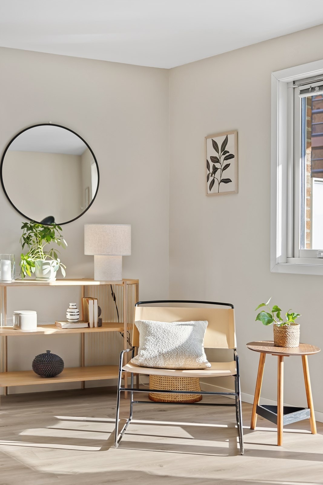 Veggflatene i stue og kjøkken ble nylig malt i 2025, i en behagelig og tidsriktig fargetone. Galleribilde