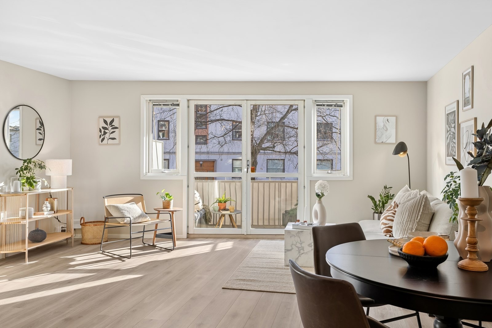 Leiligheten byr på en møbleringsvennlig stue med åpen kjøkkenløsning. Galleribilde