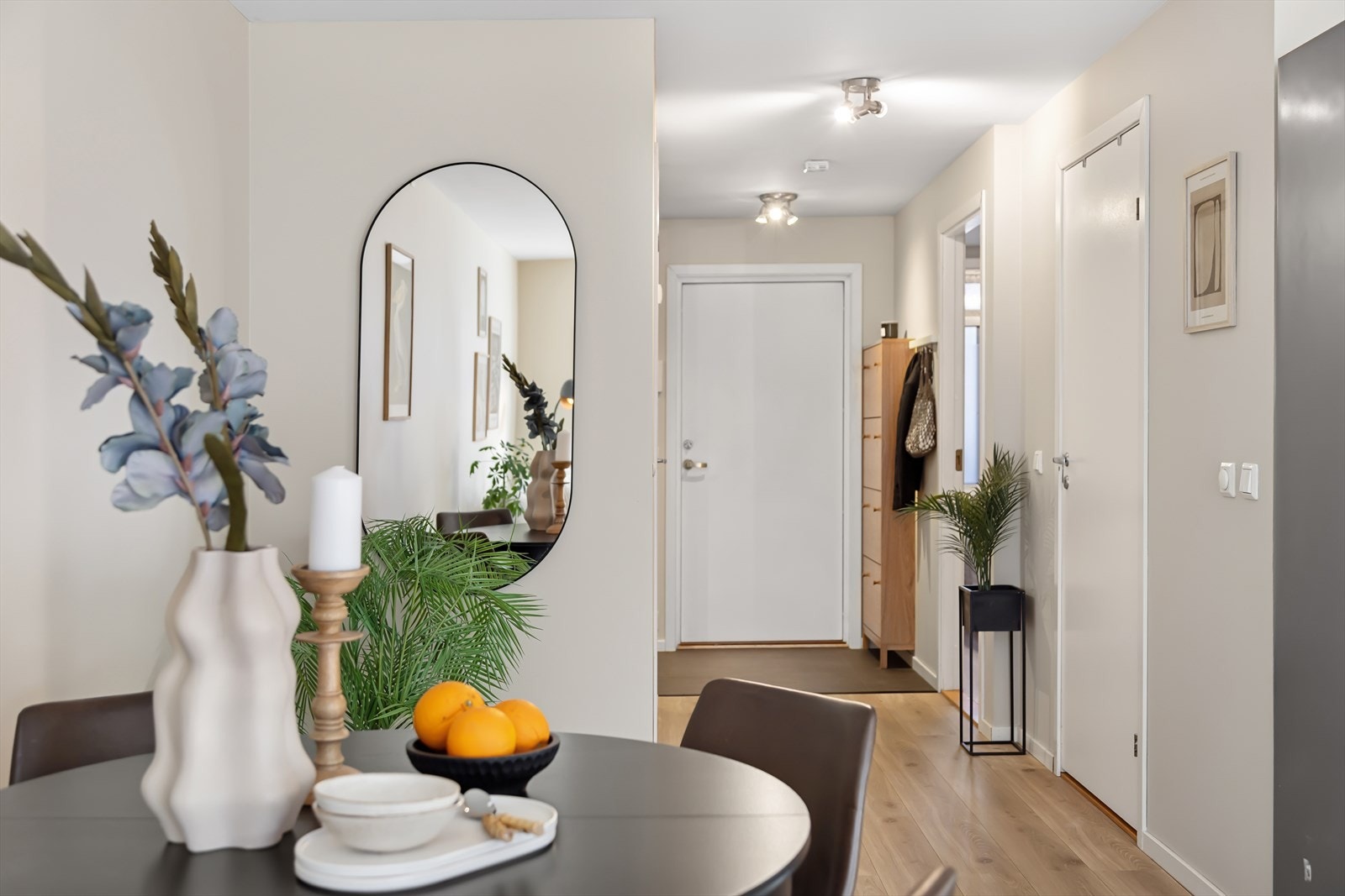 Det er også plass til et hyggelig spisebord. Galleribilde