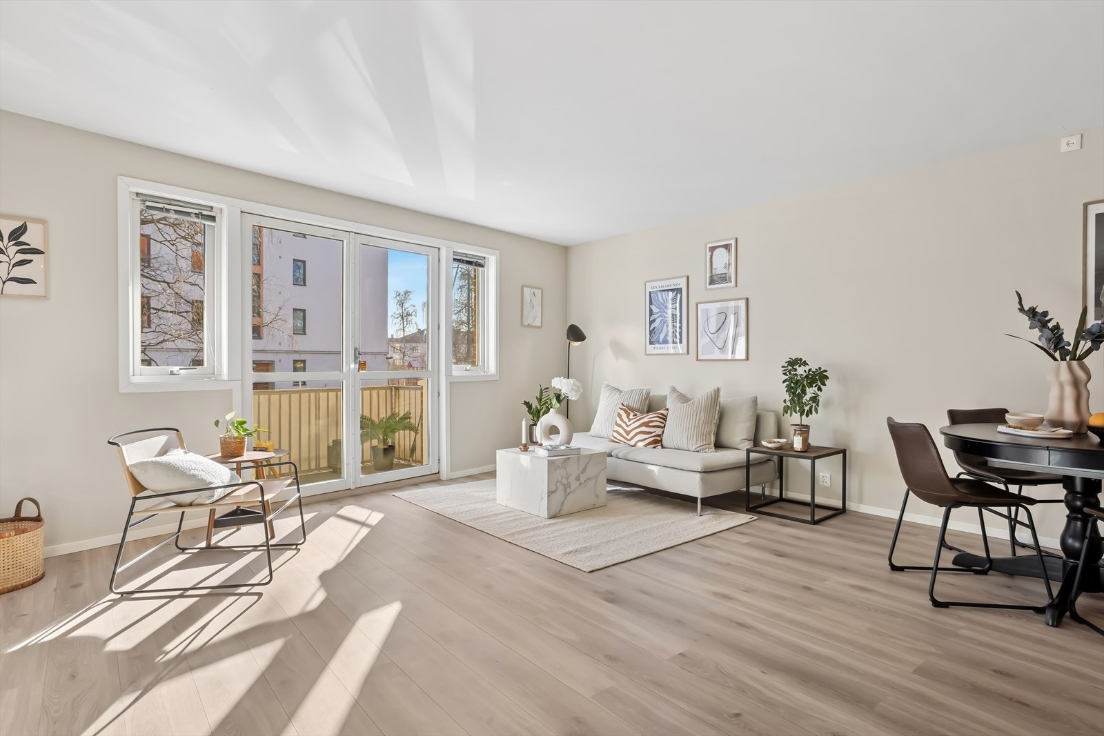 De generøse vindusflatene slipper inn rikelig med naturlig lys og skaper en luftig atmosfære i stuen. Galleribilde