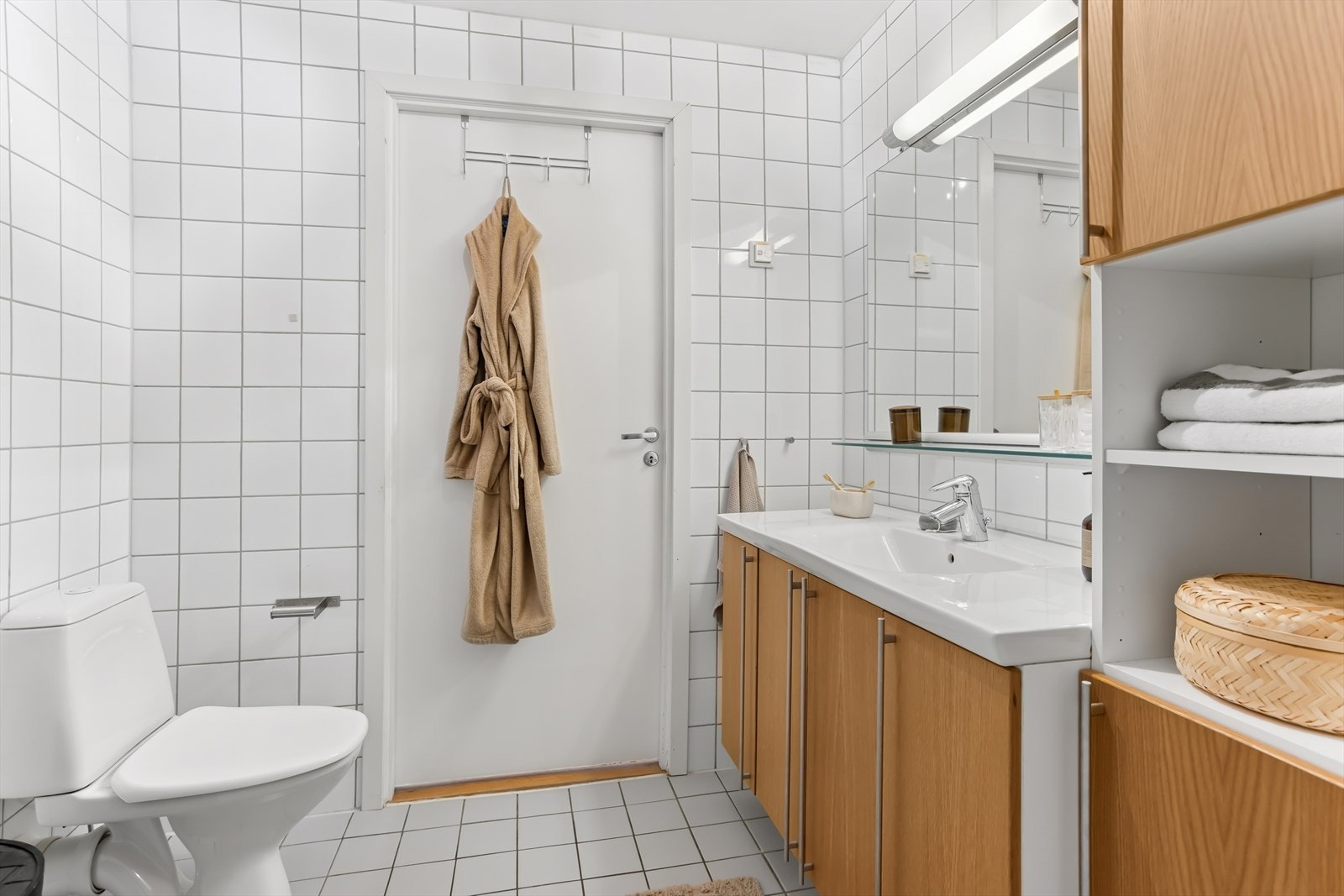 Baderommet er blant annet utstyrt med gulvstående klosett, dusjkabinett og heldekkende servant med tilhørende underskap. Galleribilde