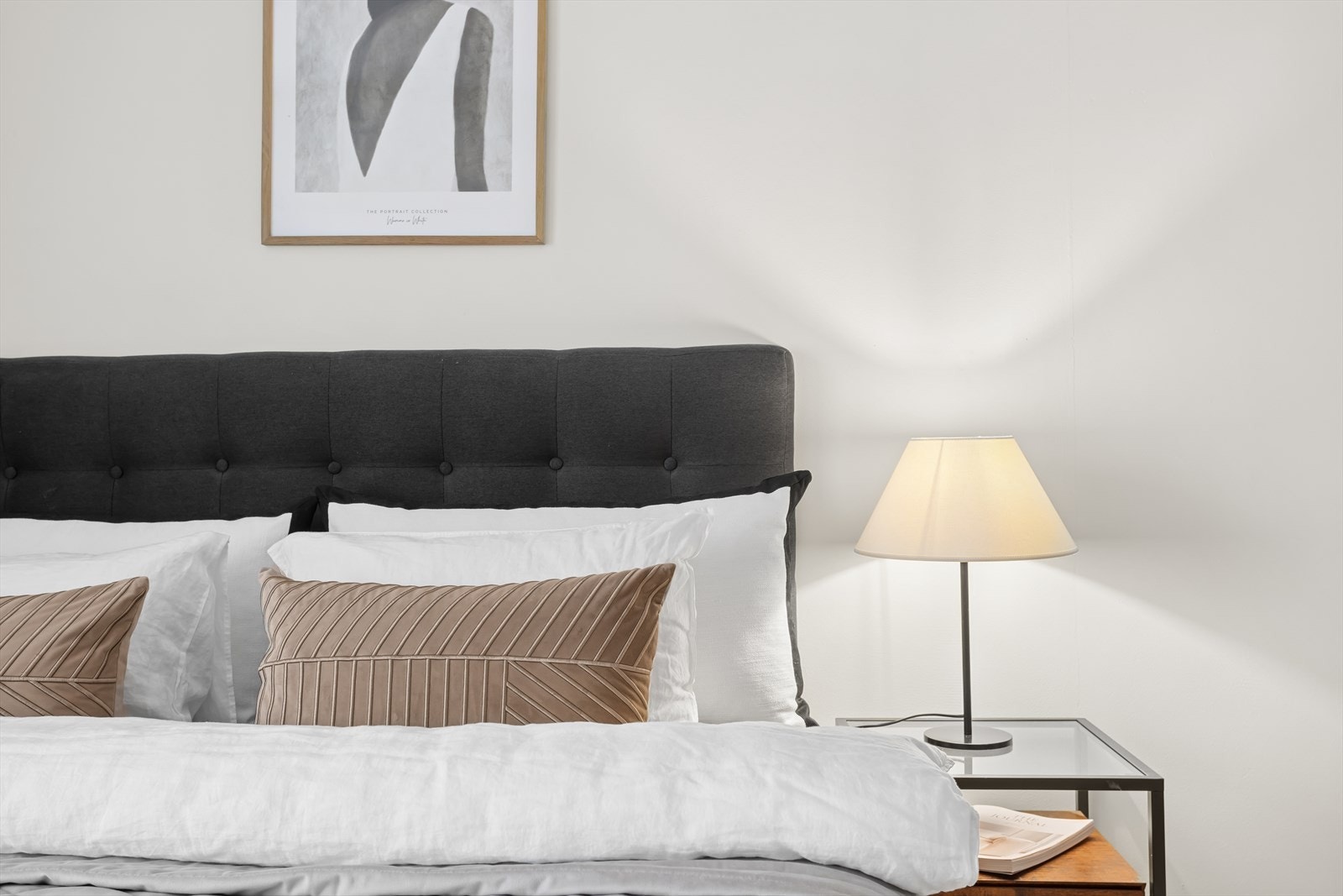 Soverommet har plass til stor seng, nattbord og annet ønskelig møblement. Galleribilde