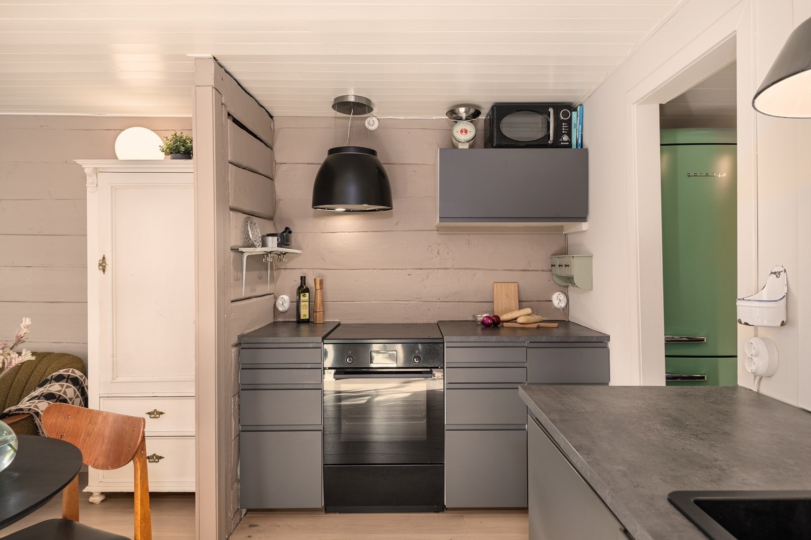 Flott kjøkken fra Ikea med god skap og benkeplass. Galleribilde