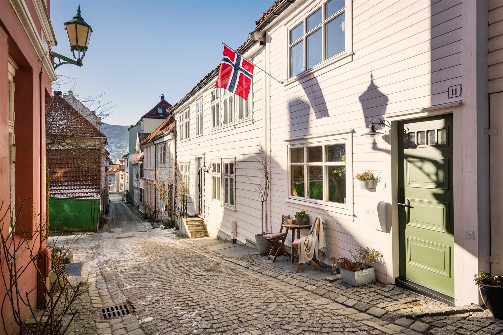 Boligen ligger sjarmerende til i krysset mellom Gartnergaten og Kjellersmauet, ved brosteinsbelagt gatetun og nærhet til det meste. Galleribilde