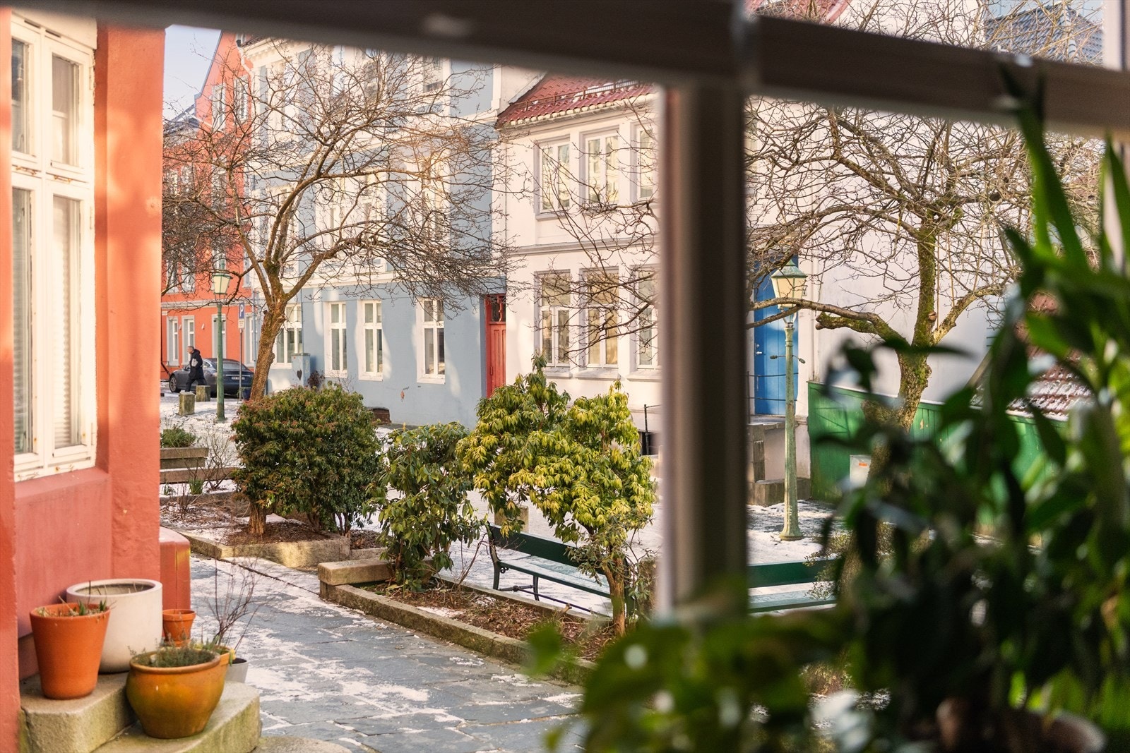 Tilbaketrukket og rolig område ved en av Bergens koseligste gatetun. Galleribilde