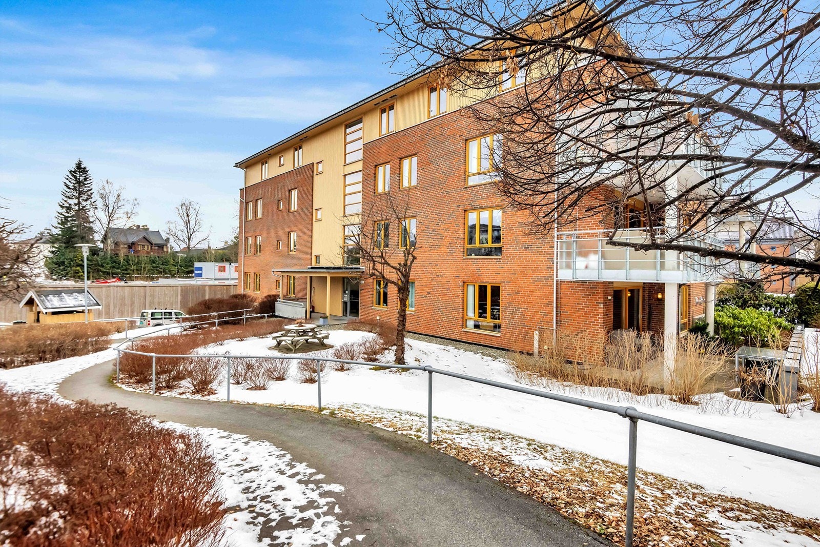 Bærumsveien 236 har en meget sentral og attraktiv beliggenhet kun få minutters gange fra Bekkestua sentrum Galleribilde