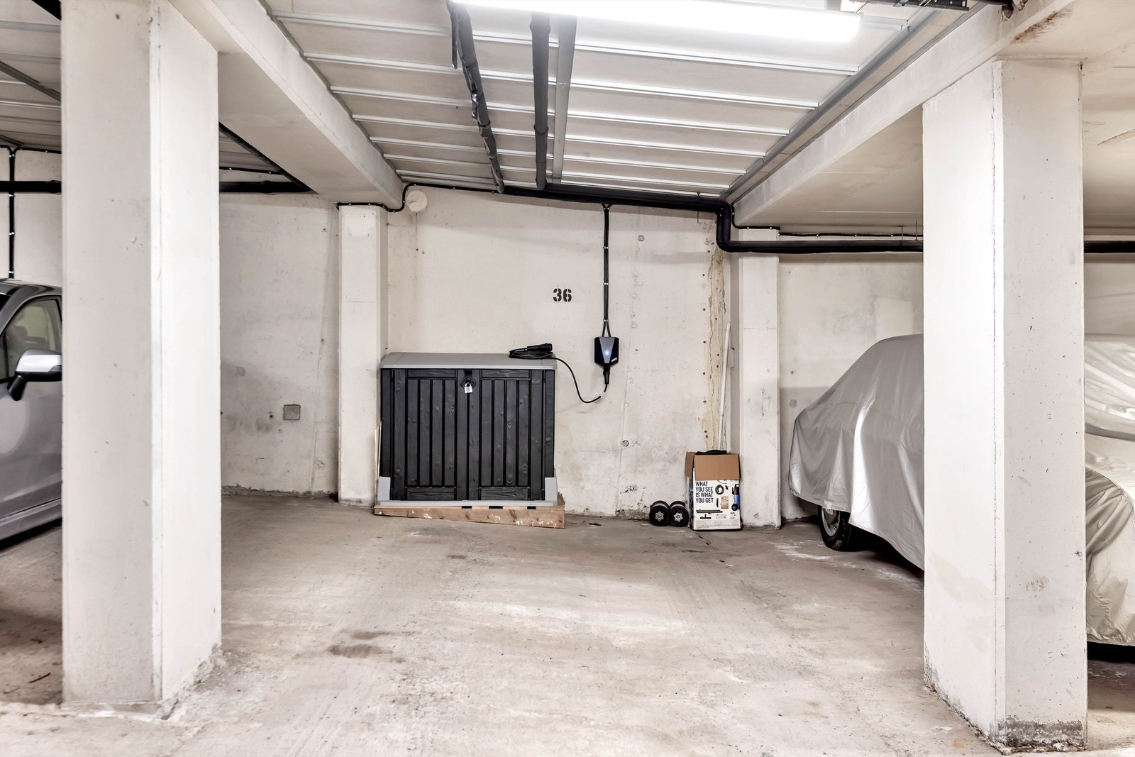Parkeringsplass i felles garasjeanlegg med elbillader Galleribilde