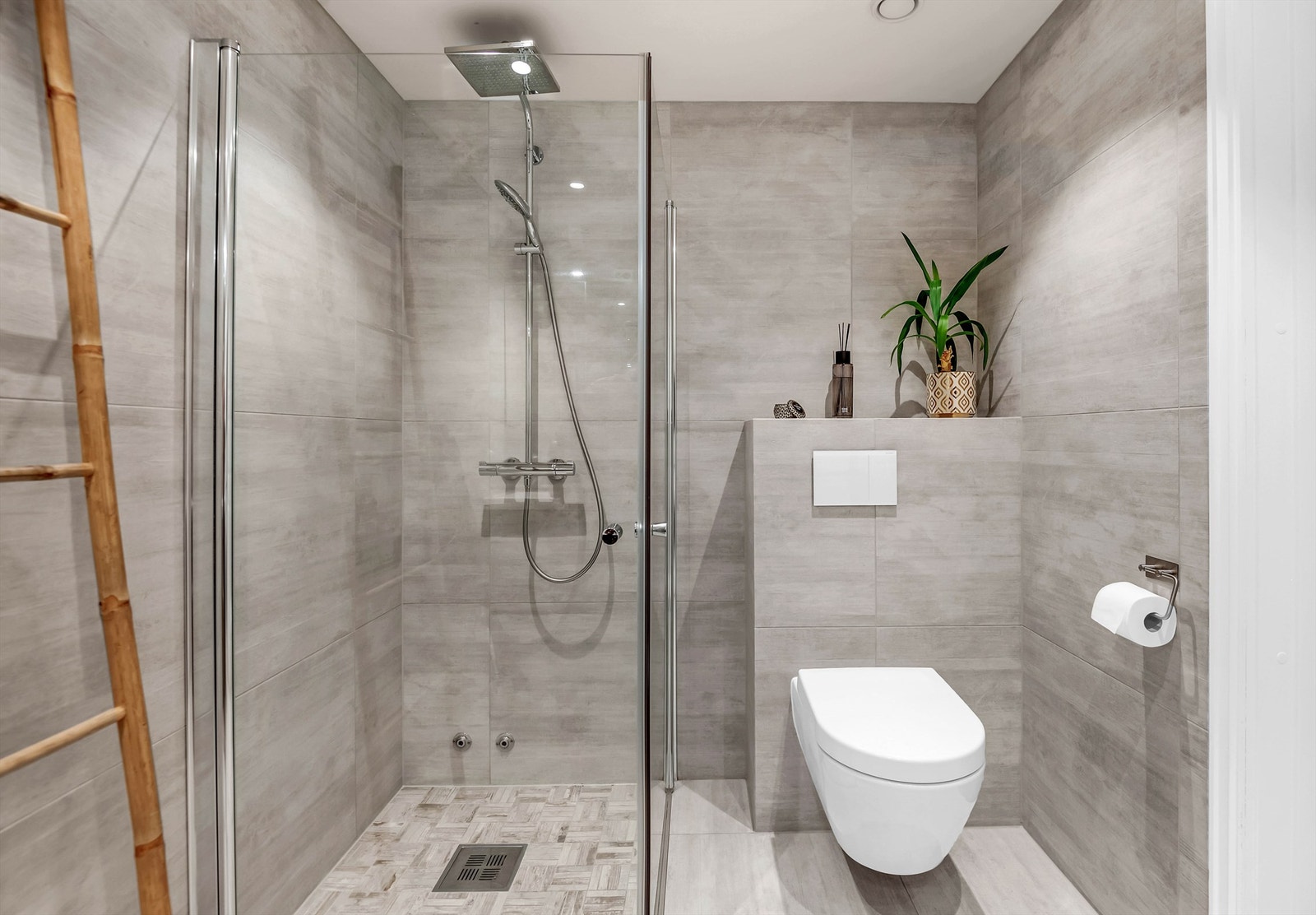 Badet er flislagt med varme i gulv Galleribilde