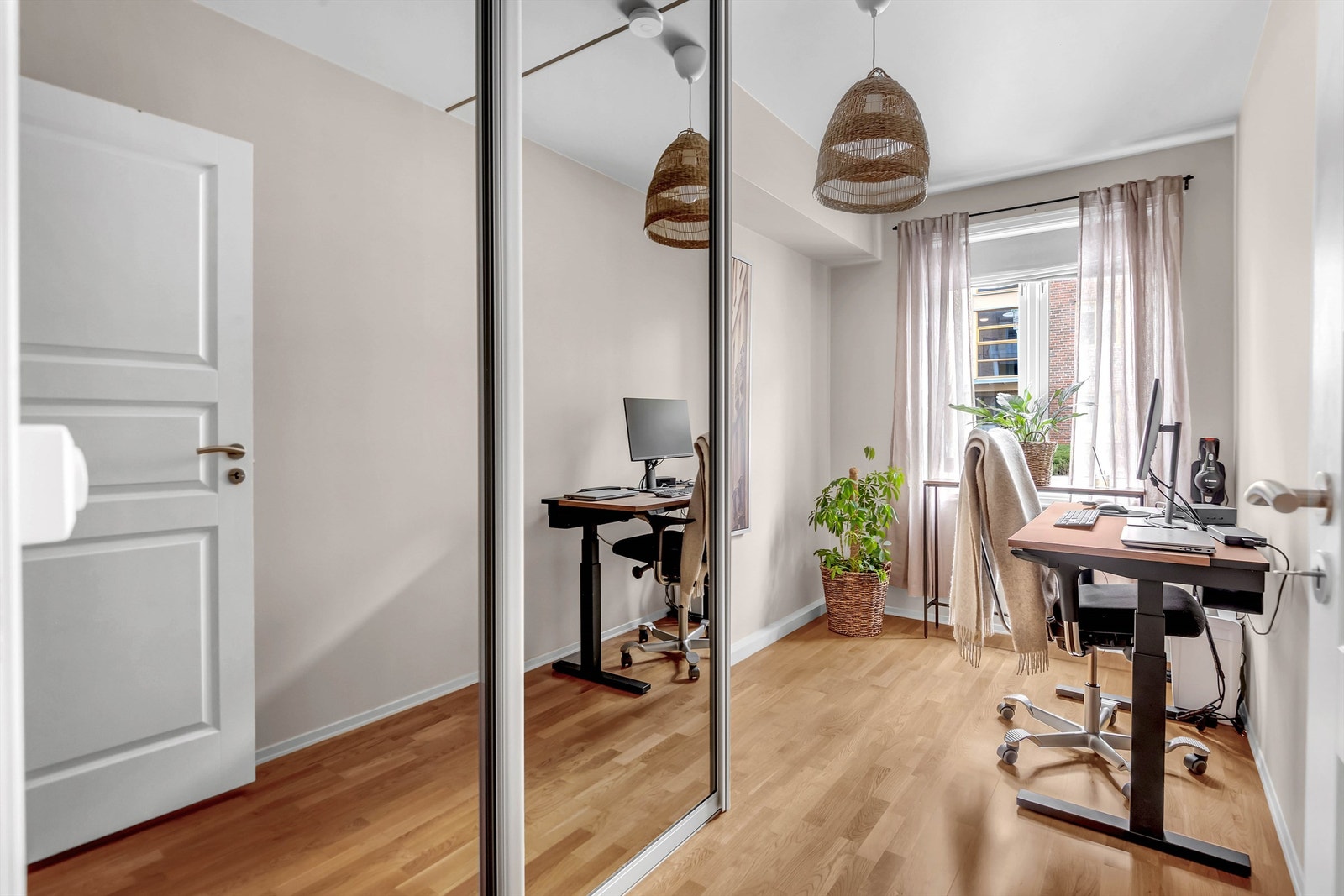 Hyggelig soverom kan også benyttes som kontor Galleribilde