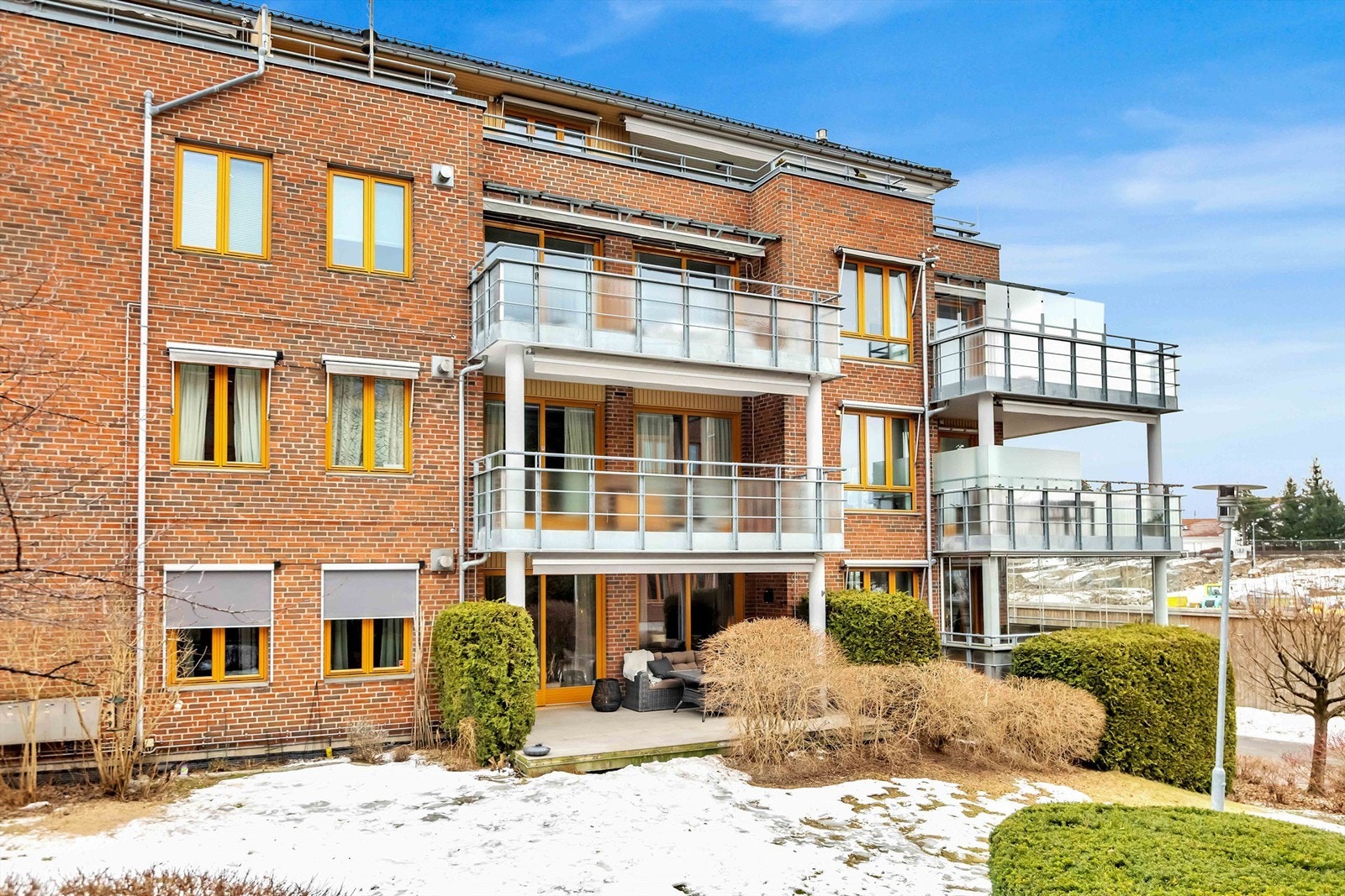 Her bor du med gangavstand til butikker, kaféer, treningssenter og kollektivtransport, samtidig som boligen ligger skjermet til i et attraktivt boligområde Galleribilde
