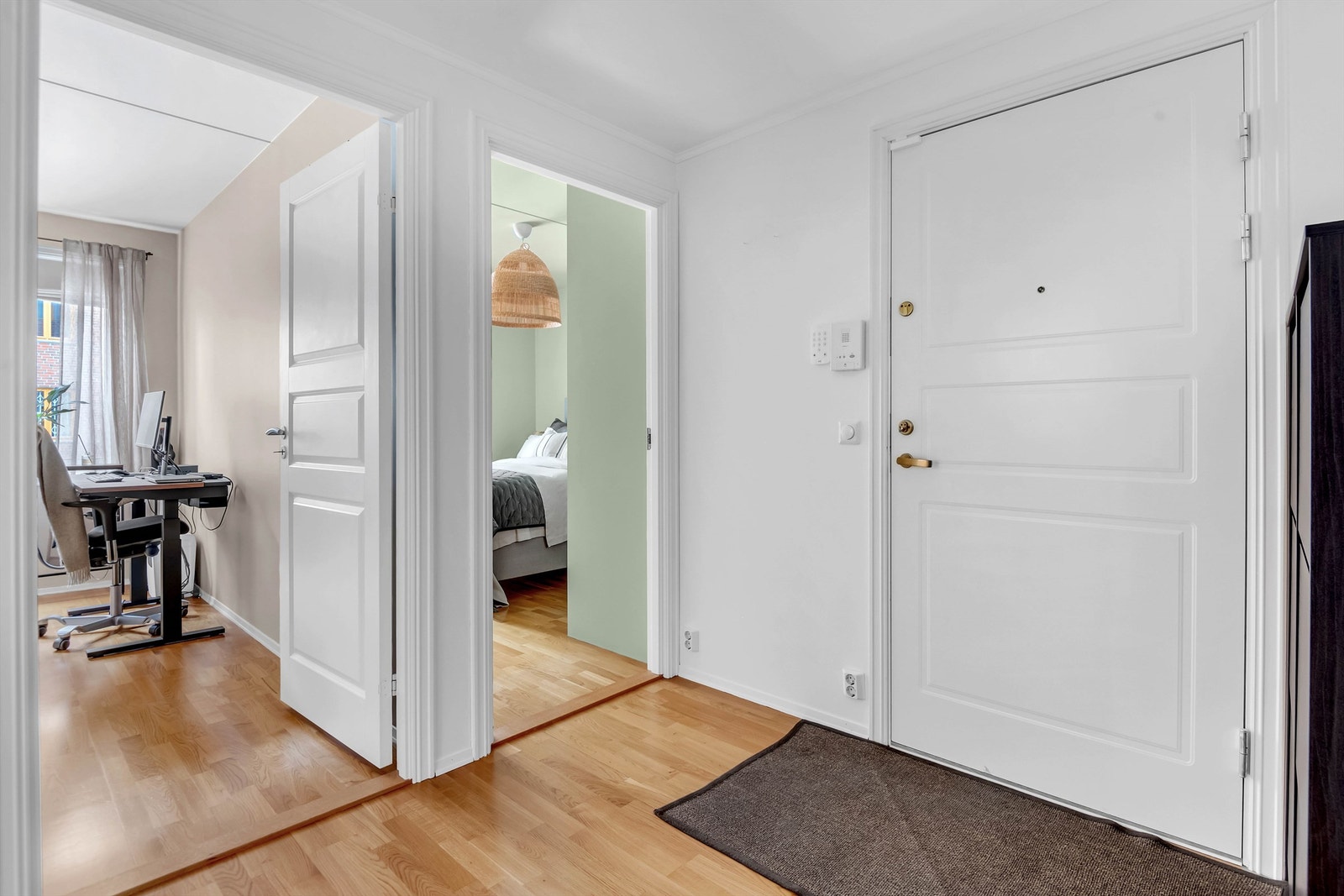 Ved entréen ligger begge soverommene Galleribilde