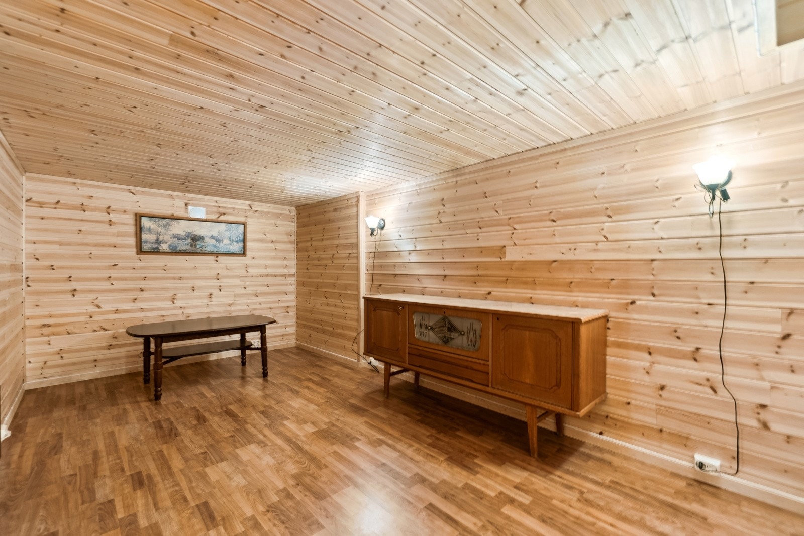 Dagens bruk har tilrettelagt for å bruke deler av etasjen som kjellerstue (ikke omsøkt). Galleribilde