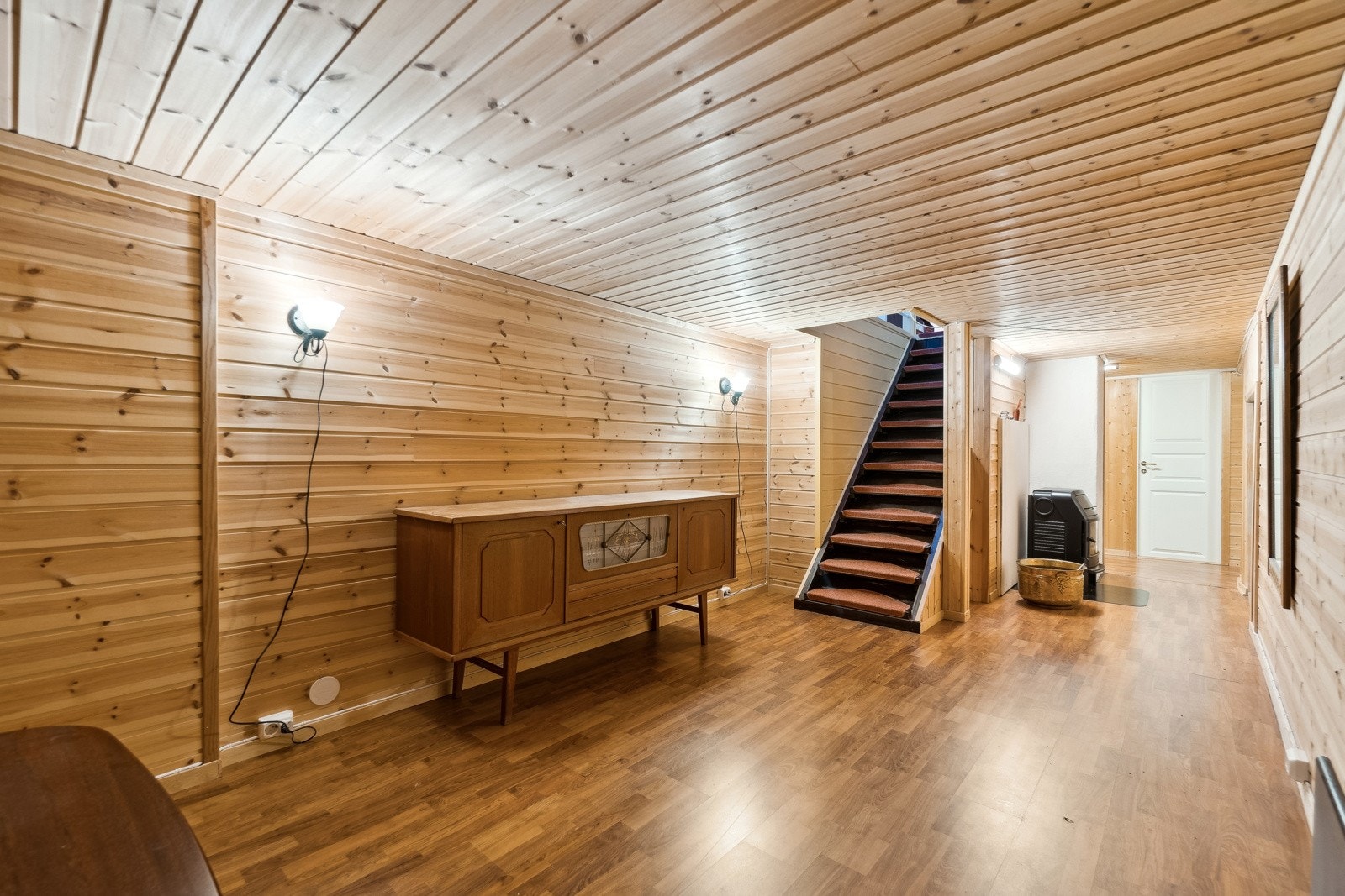 Videre fra gangen i 1. etasje finner du en trappegang som leder ned til boligens kjelleretasje hvor du har rikelig med bodplass. Galleribilde