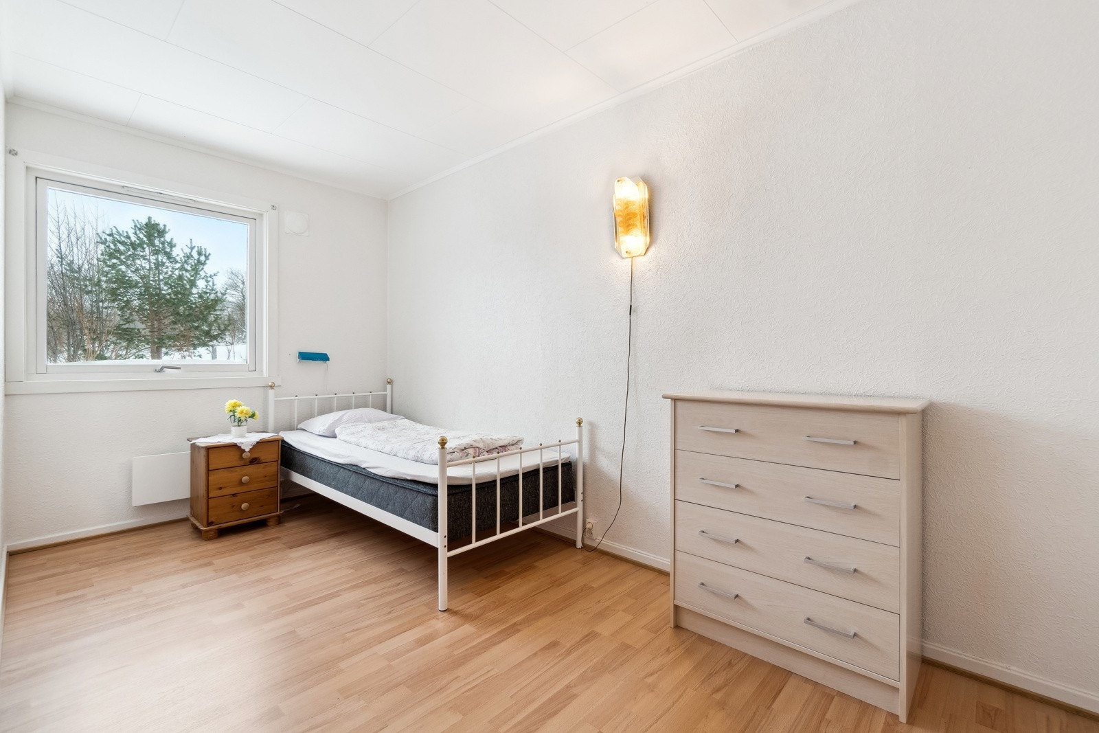 Det ene soverommet har skyvedørsgarderobe, og et annet har en innebygget løsning for et frittstående skap. Galleribilde