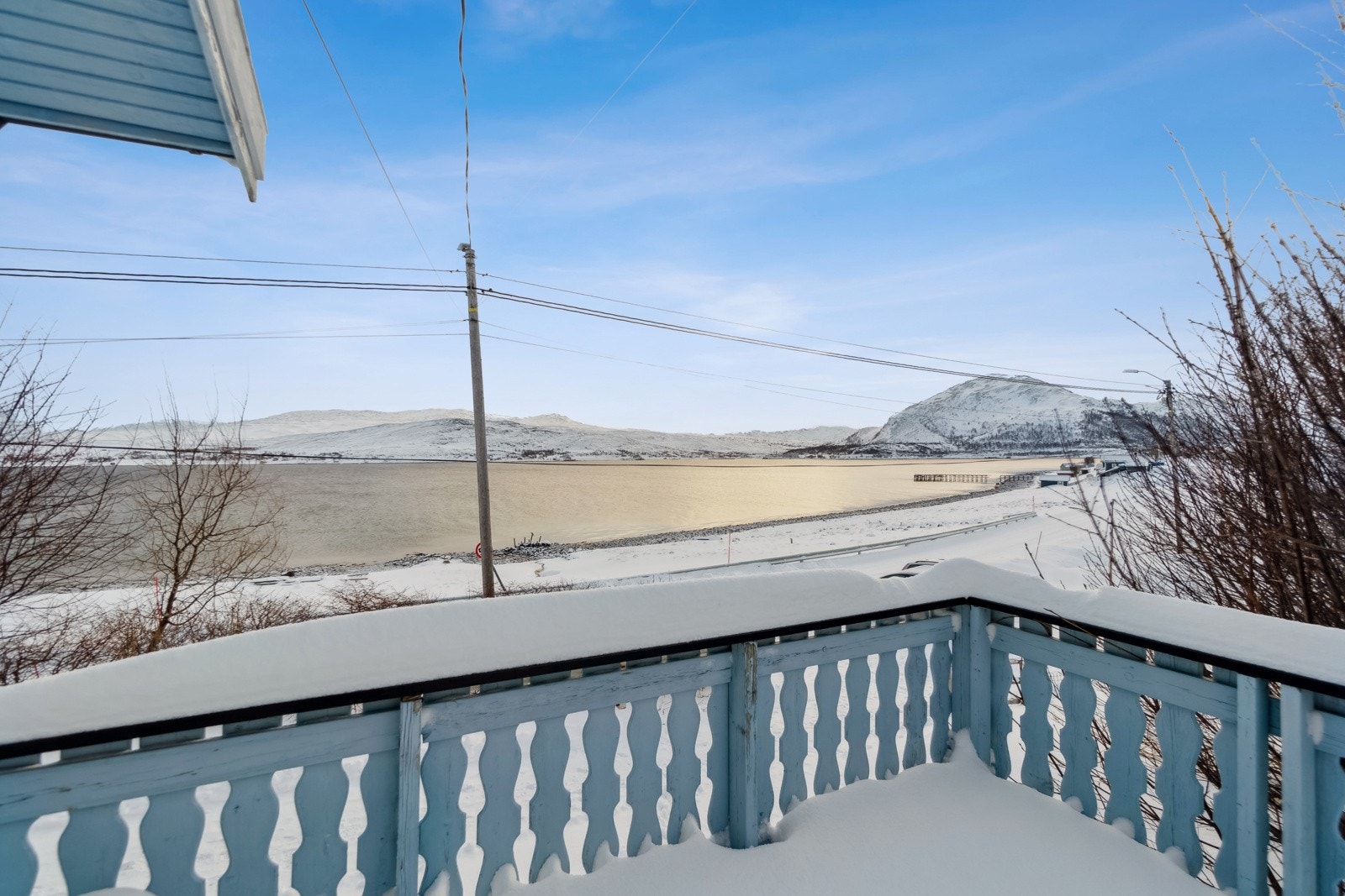 Fra stuen har du adkomst til en større terrasse på siden av boligen, hvor du kan nye finværsdager og eiendommens flotte utsikt til det fulle. Galleribilde