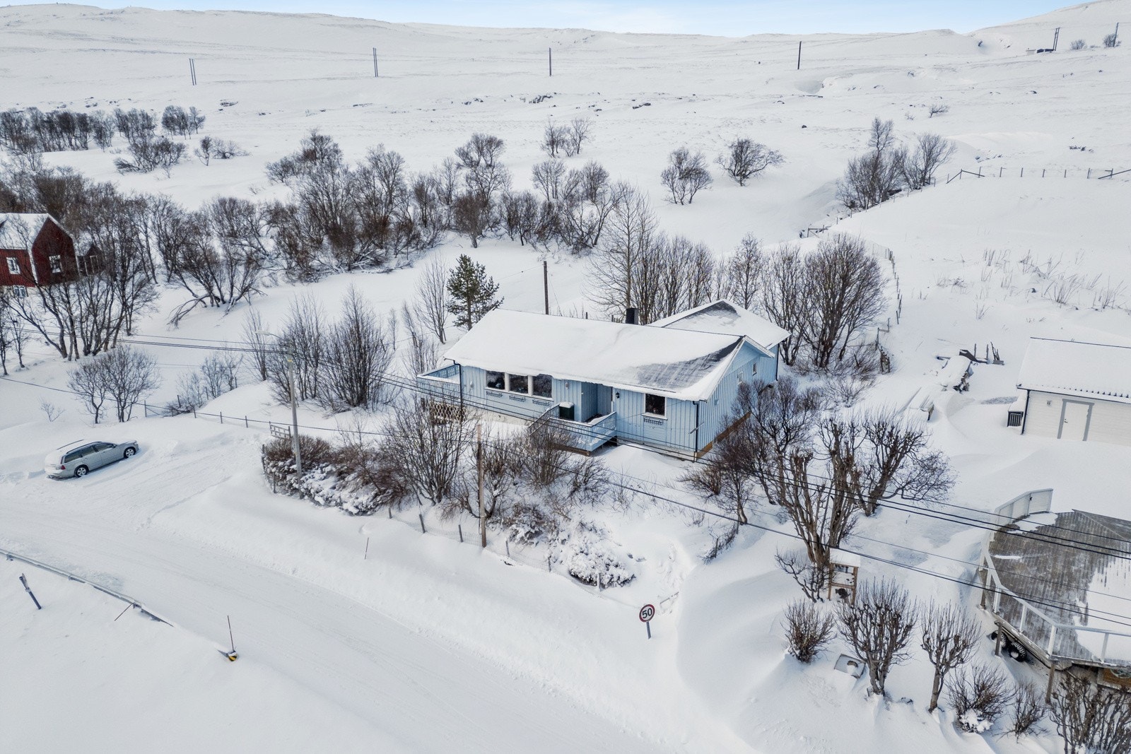 Stallogargo er ca. 4 km fra Kvalsund sentrum og ca. 3,3 km fra Storbukt. Til Hammerfest er det ca. 30 km, en rundt 30 min. kjøretur. Galleribilde