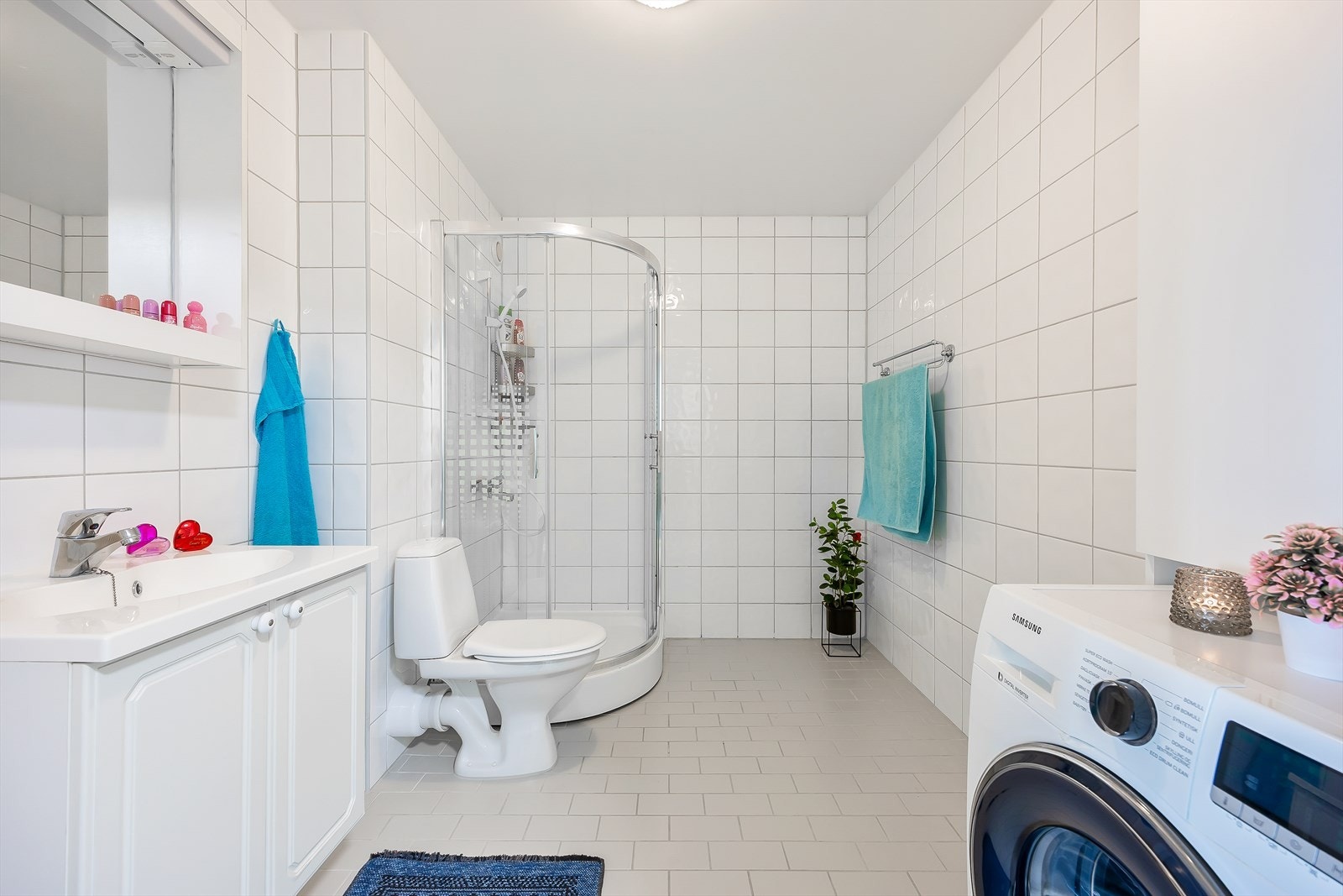 Badet er av god størrelse med varmekabler i gulvet. Galleribilde