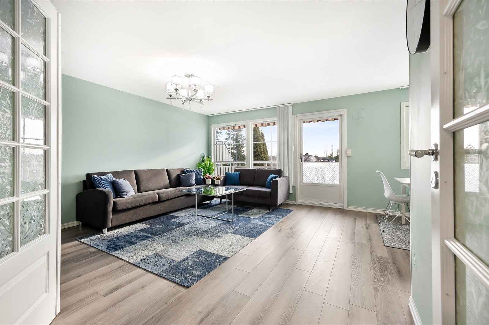 Stuen er koselig med store vindusflater som slipper inn rikelig med naturlig lys. Galleribilde