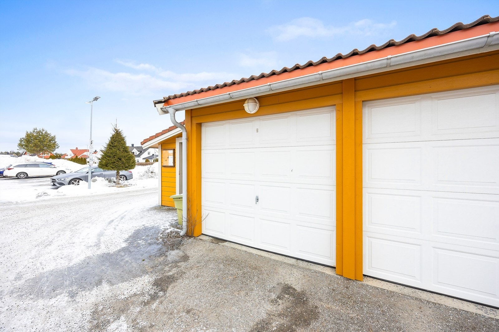 Leiligheten disponerer en garasjeplass i felles garasjerekke. Galleribilde