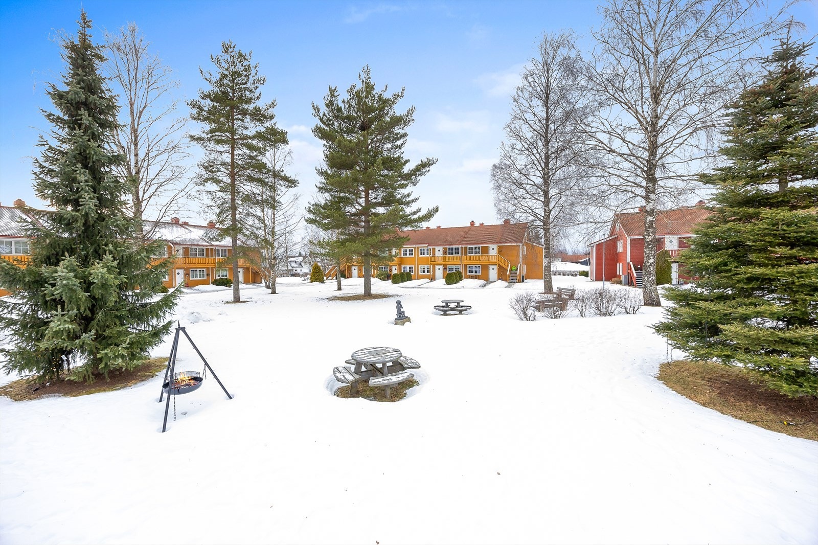 Felles uteområde med grillplass og sittegrupper. Galleribilde