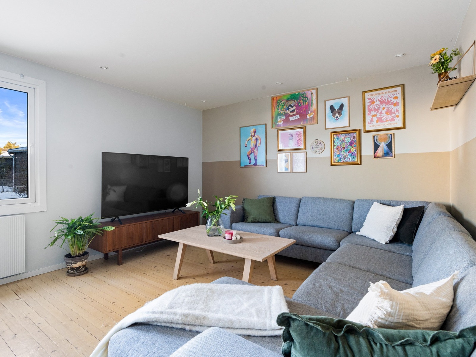 Stuen er av svært god størrelse og har plass til sofaseksjon og diverse møblement. Galleribilde