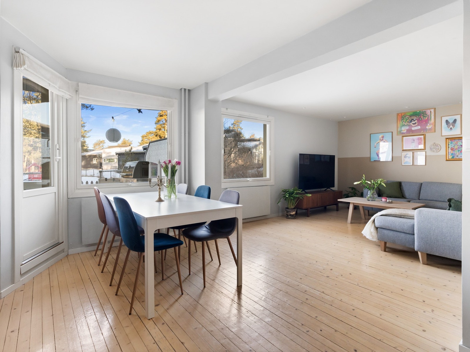 Den romslige planløsningen gir godt med plass for et spisebord mellom stuen og kjøkkenet. Galleribilde