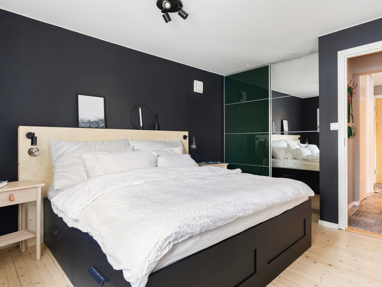 Stor skyvedørsgarderobe med masse plass til oppbevaring. Galleribilde