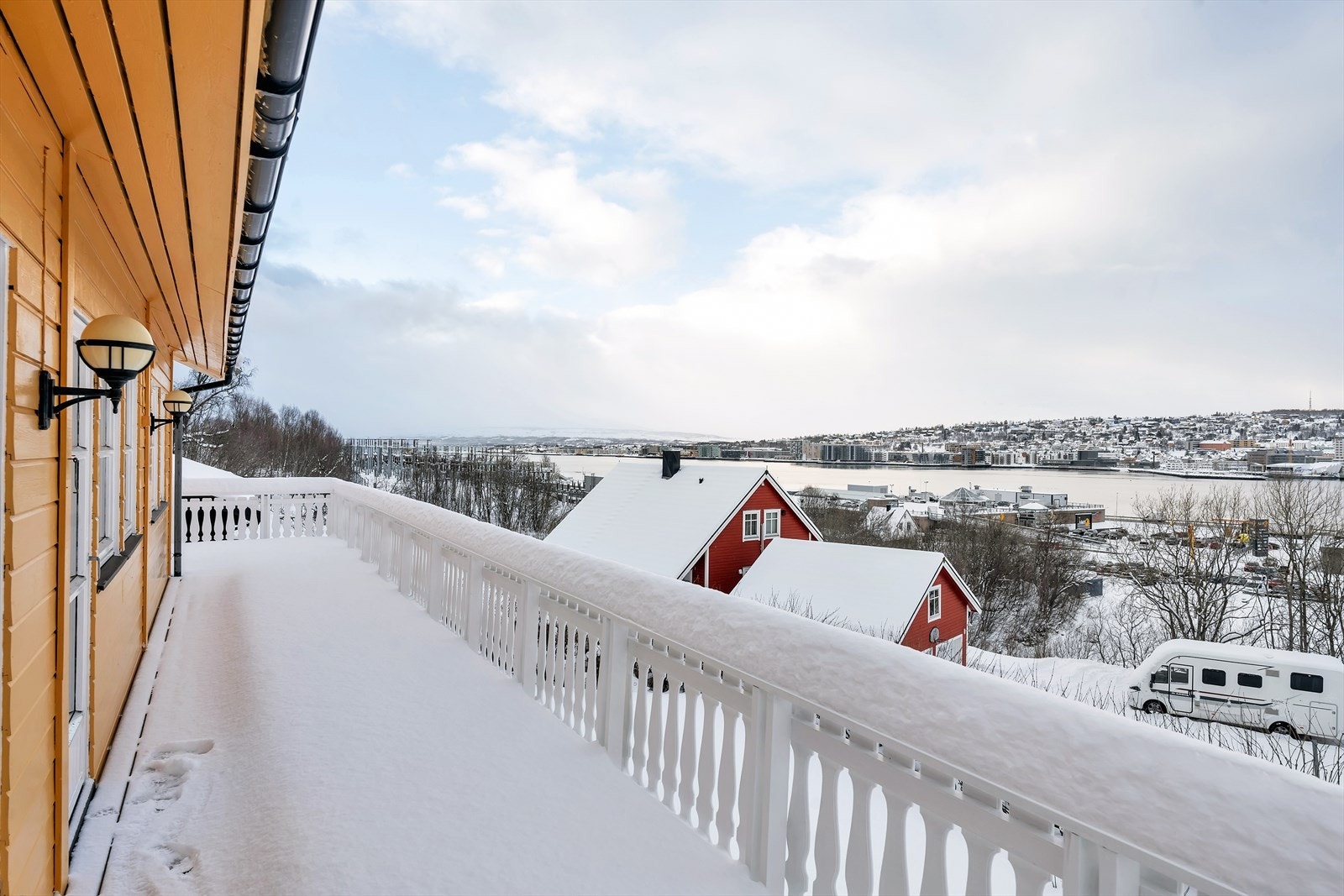 Balkong på 40kvm med fantastisk utsikt og optimale solforhold. Galleribilde