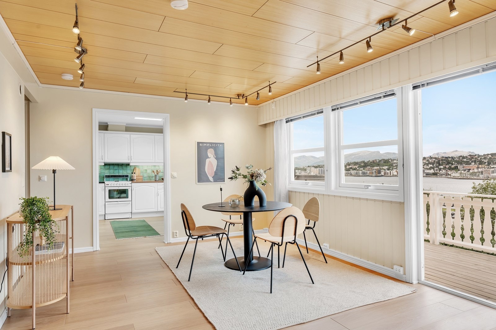 Store vindusflater slipper inn rikelig med naturlig lys inn i boligen. Galleribilde