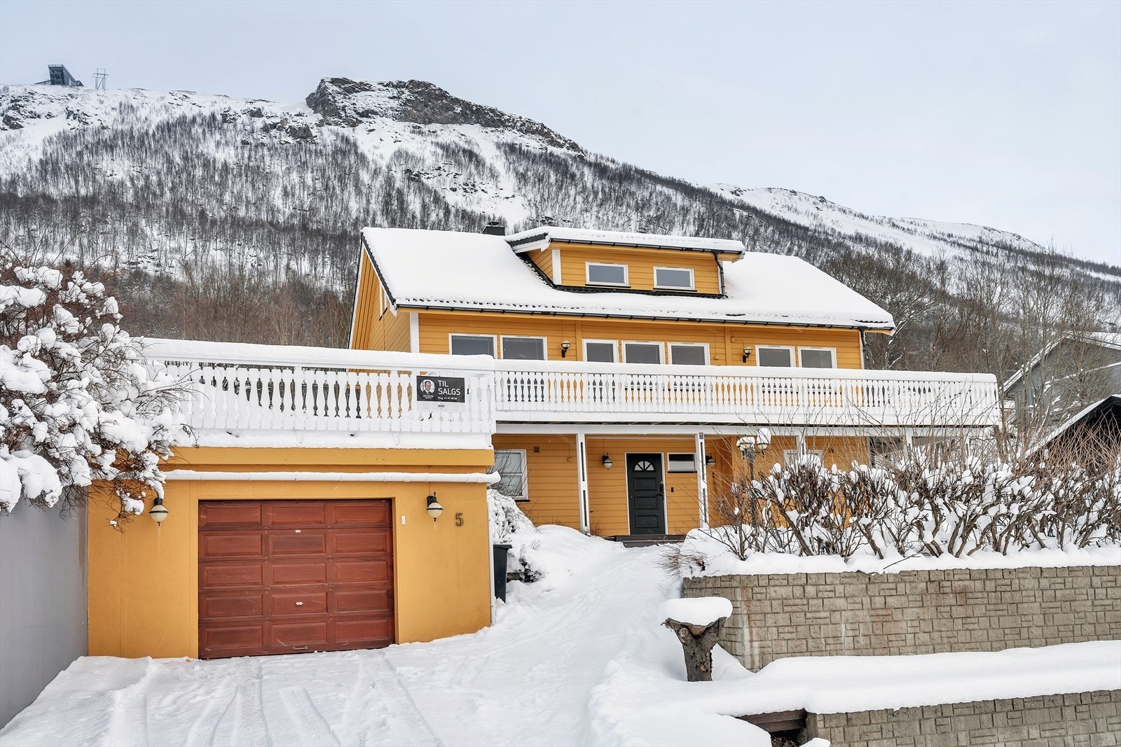 Parkering i garasje og på tomt. Galleribilde