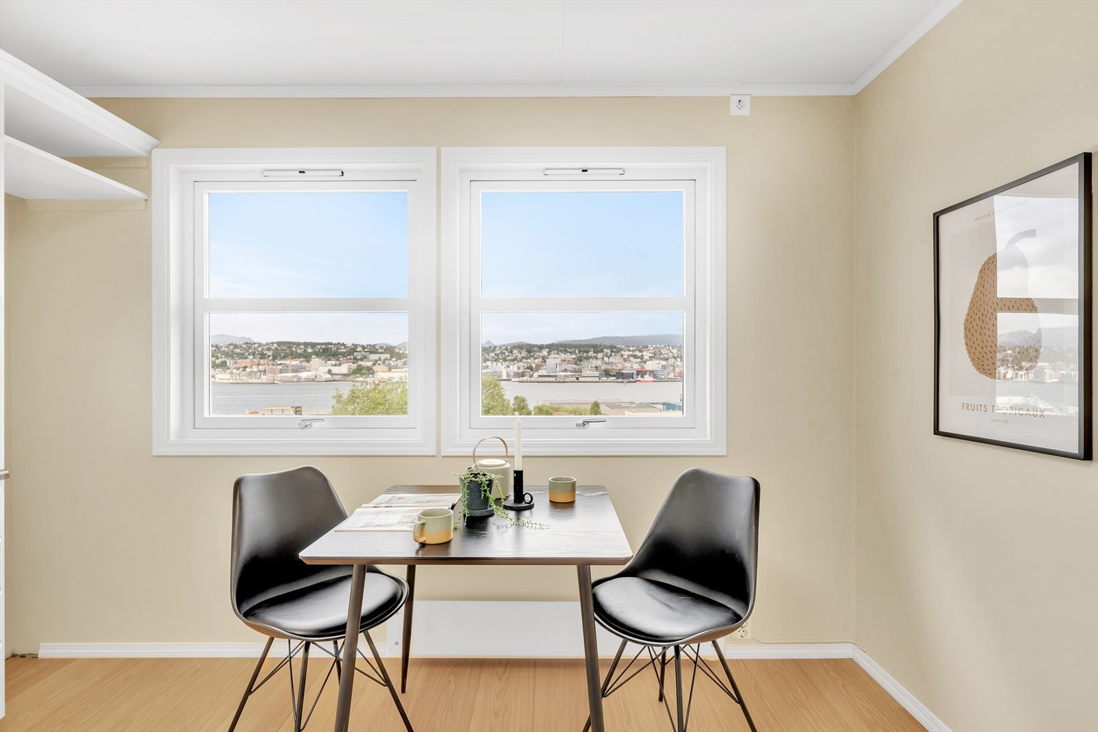 Plass til kjøkkenbord ved kjøkkenet. Galleribilde