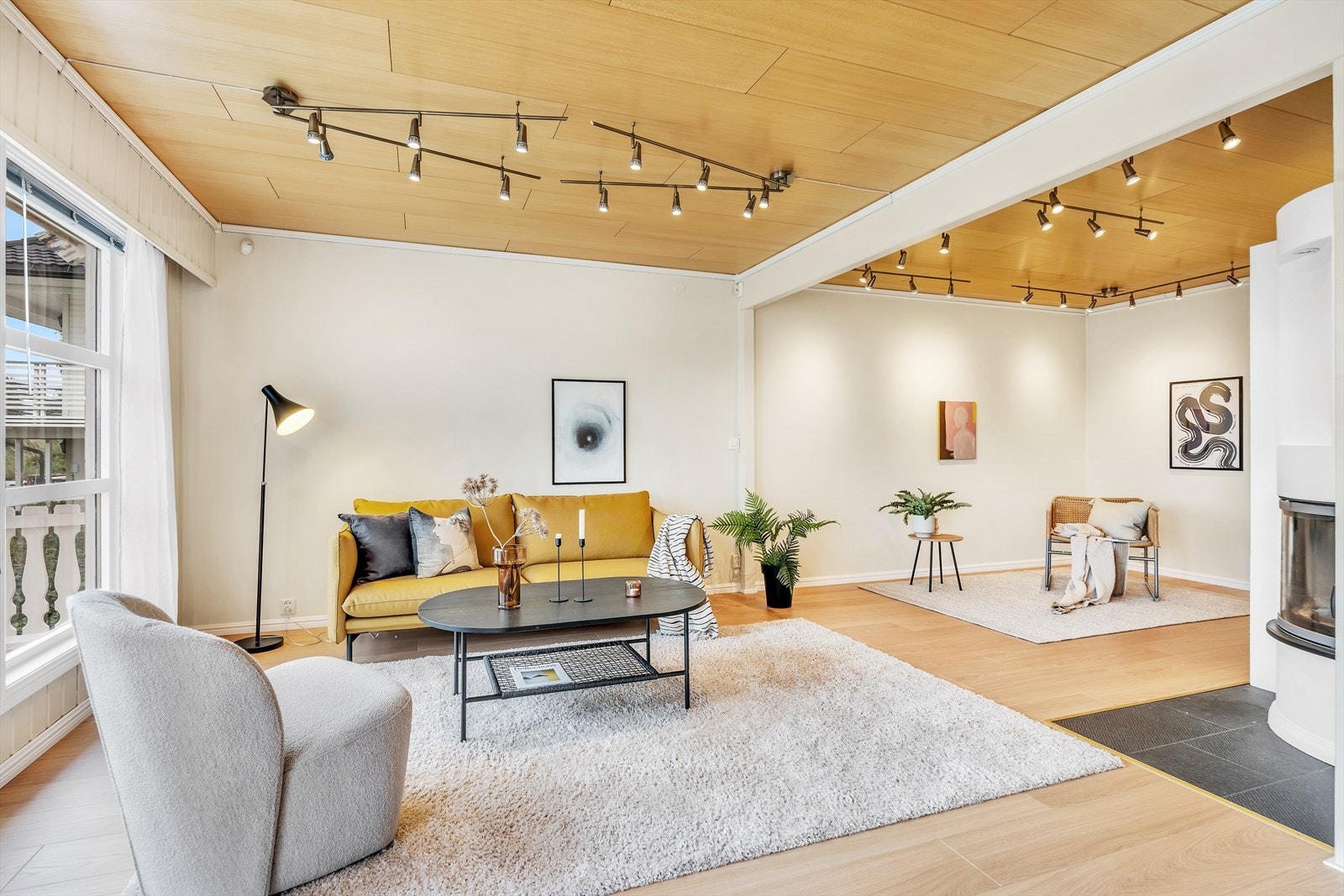 Romslig stue med flere naturlig soner. Galleribilde