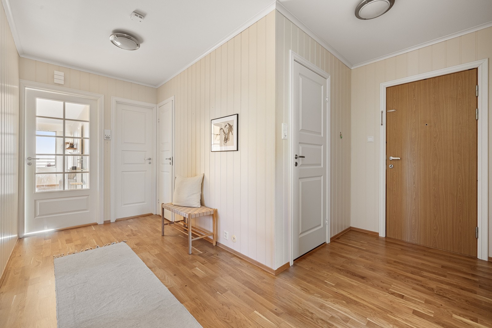 Det første som møter deg er en lys og trivelig entré med plass til å henge fra seg yttertøy og sko. Galleribilde