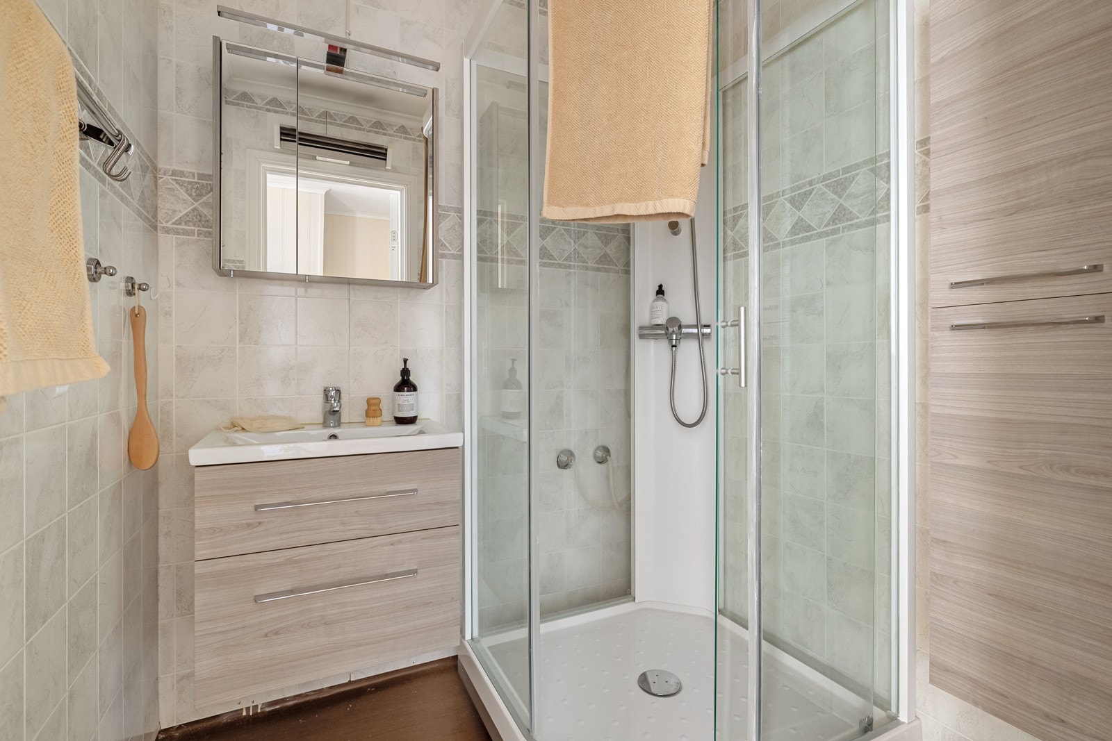 Badet måler 2,8 kvm. Galleribilde