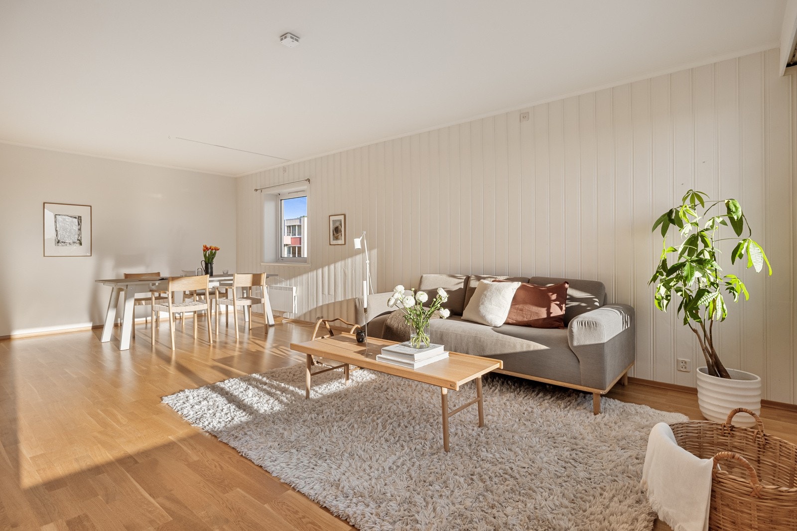 Arealet gir god plass til å innrede med både sofa- og spisegruppe. Galleribilde