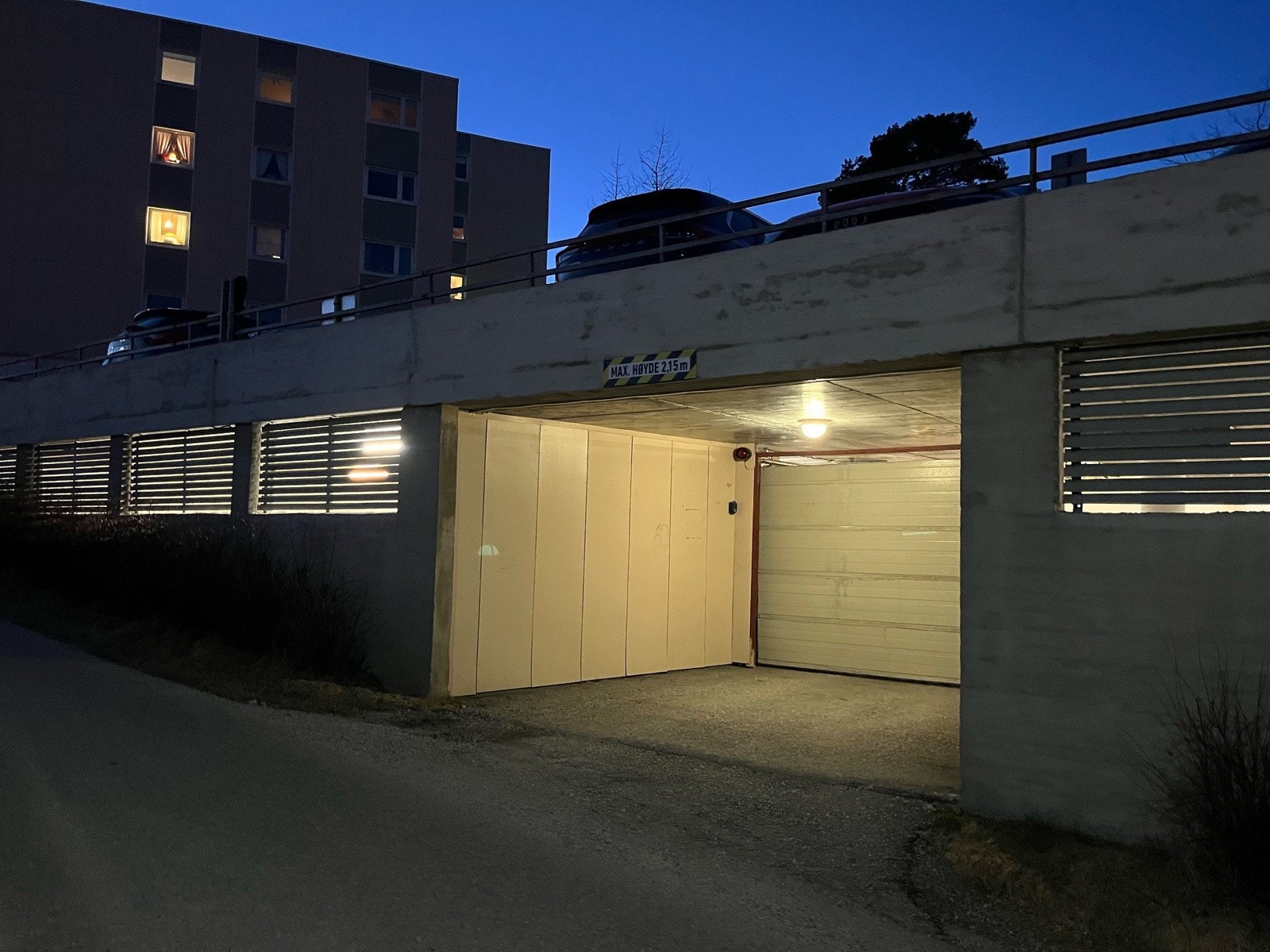 Fast parkeringsplass i lukket garasjeanlegg. Galleribilde