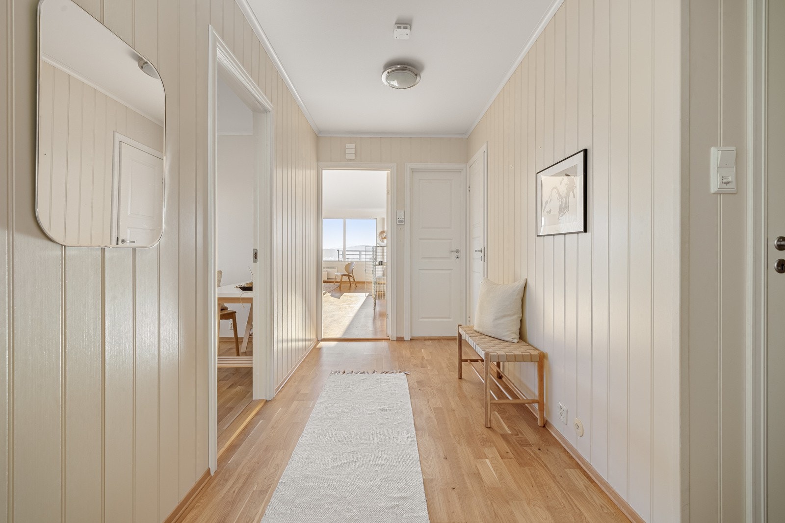 Her bor du fint i byggets 2. etasje med god planløsning og tre store, lyse soverom, balkong og toalett samt bad. Galleribilde
