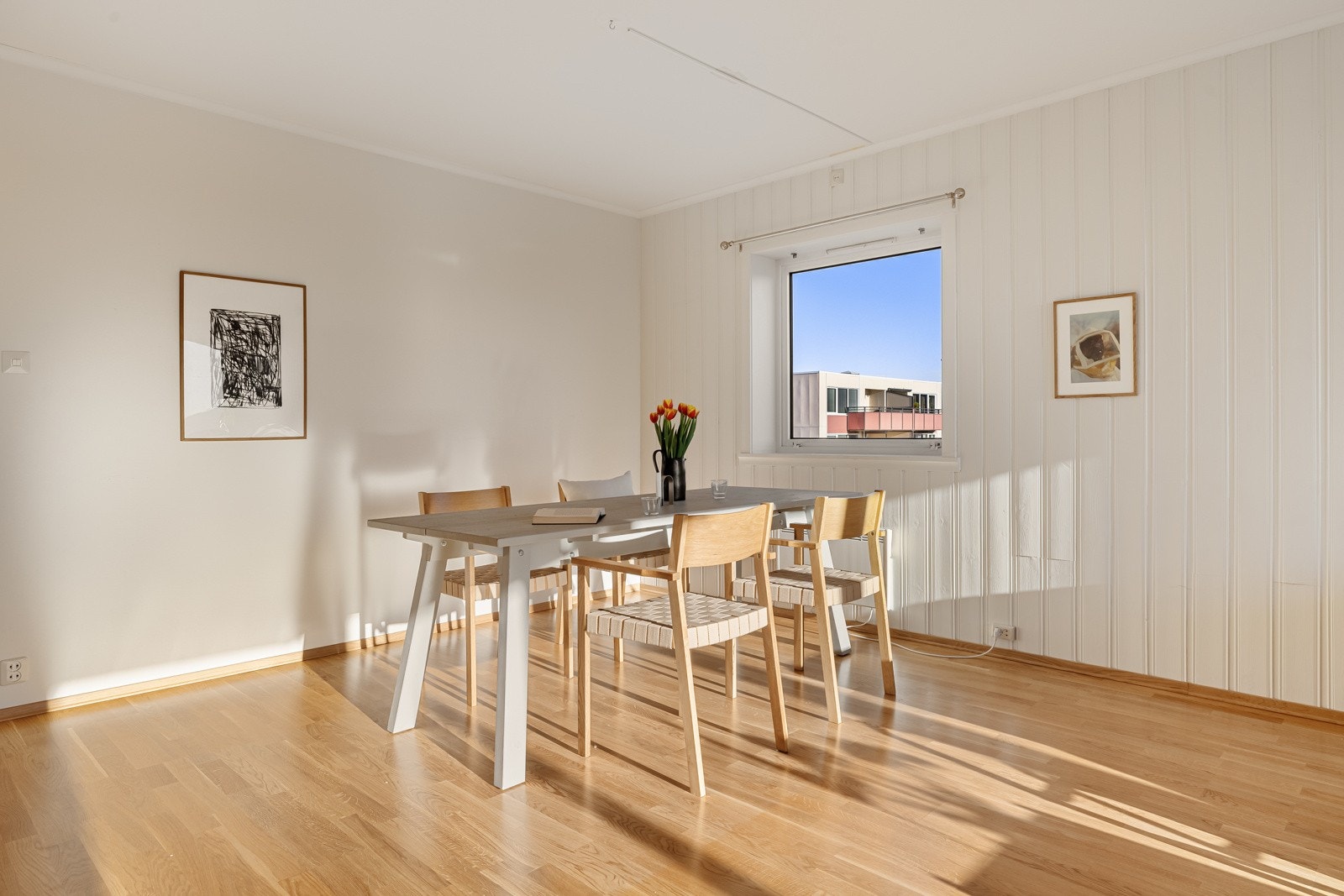 Rommet oppleves ekstra lyst og åpent, fordi det er vindu på flere av veggene. Galleribilde