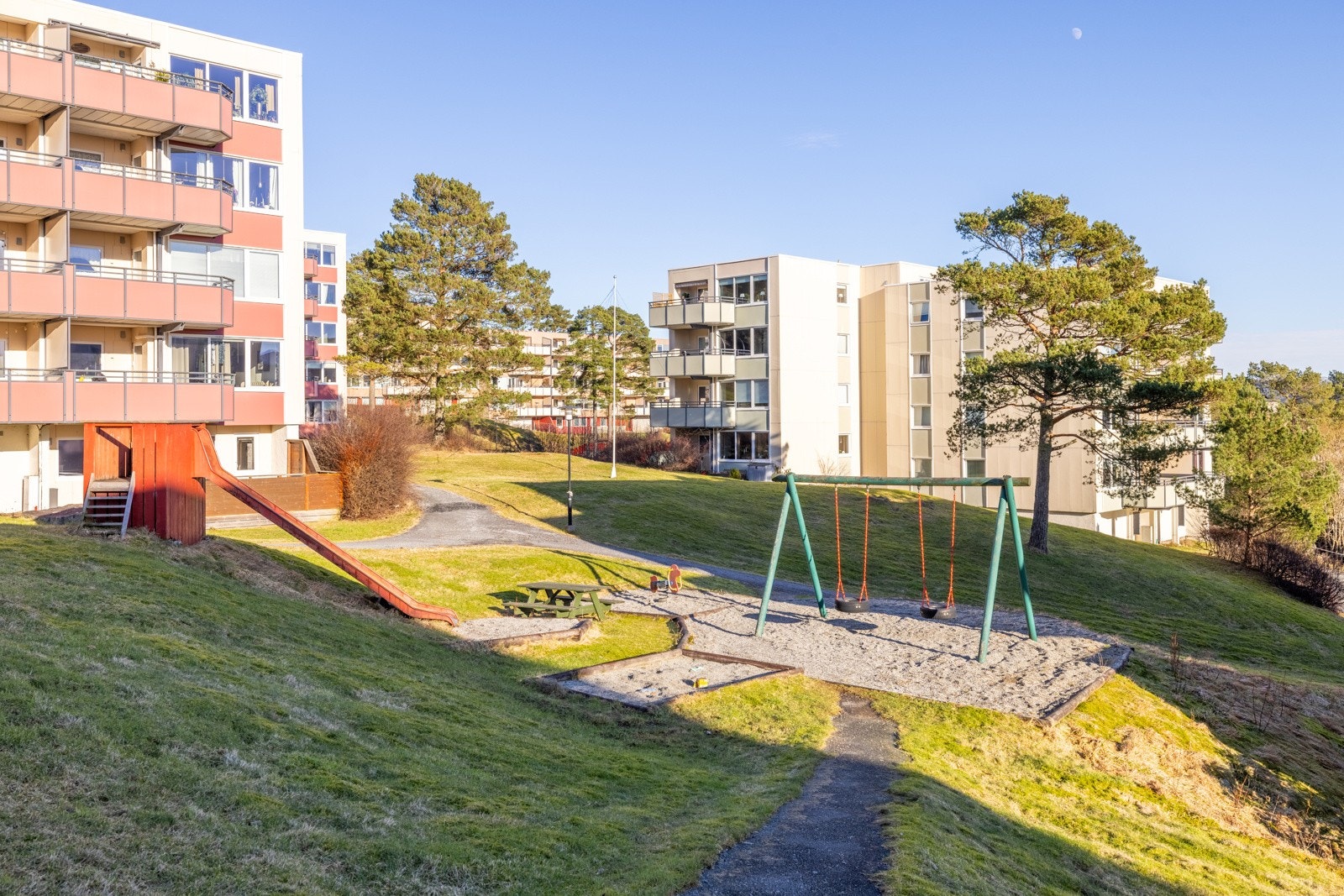 En av flere felles lekeplasser. Om man følger veien videre bort til langblokken finnes det både ballbinge og stor lekeplass. Galleribilde