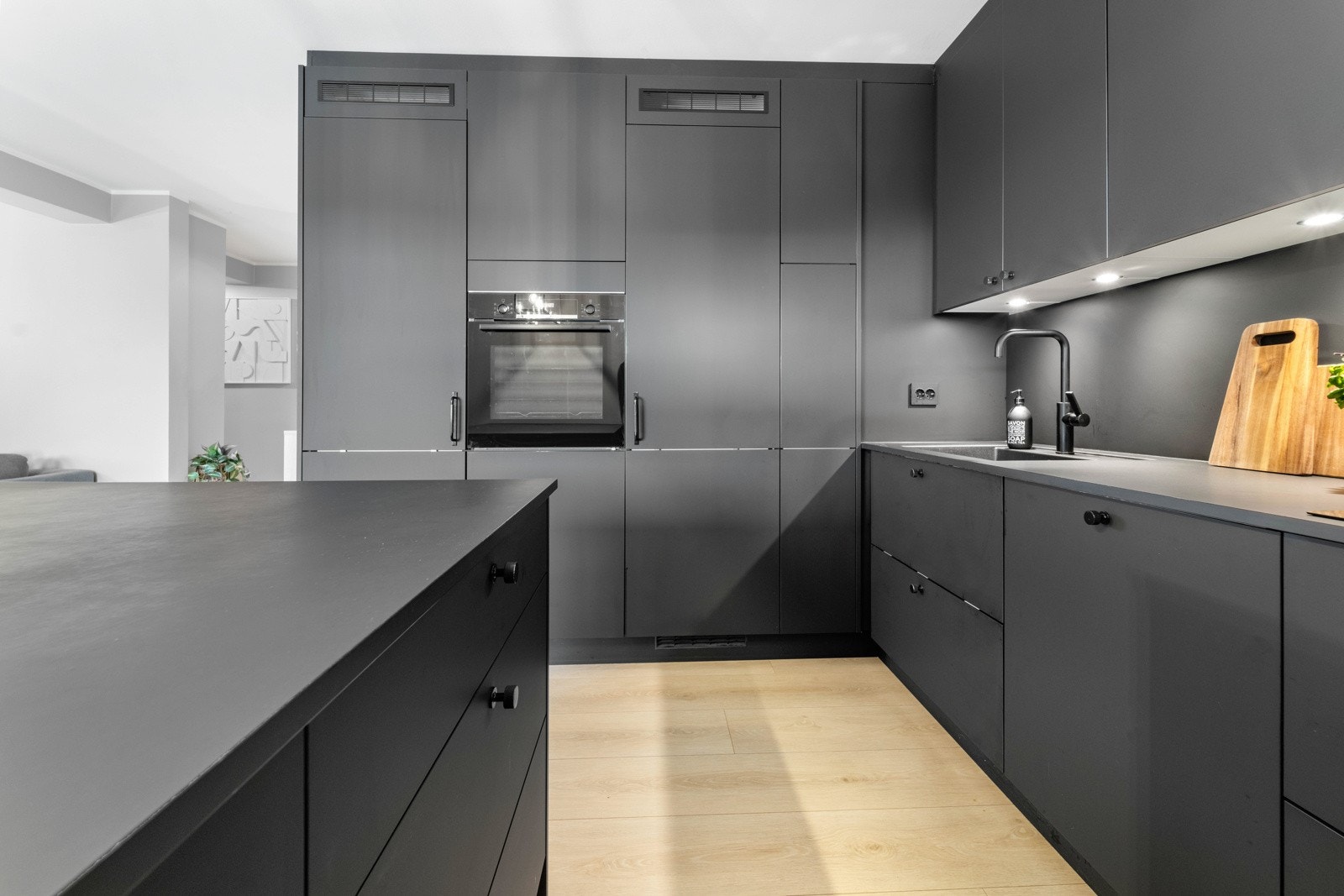 Delikat Strai Kjøkken med god plass - ekstra godt med skapplass og benkeplass. Galleribilde